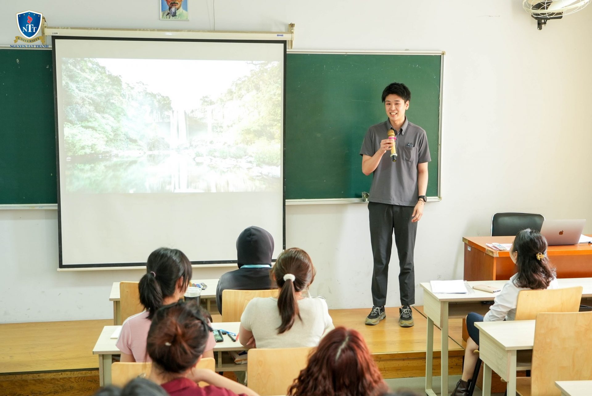 Giảng viên bản xứ trực tiếp giảng dạy tại Khoa Ngoại ngữ – Trường Đại học Nguyễn Tất Thành, mang đến môi trường học tập chuẩn ngôn ngữ và văn hóa cho sinh viên.