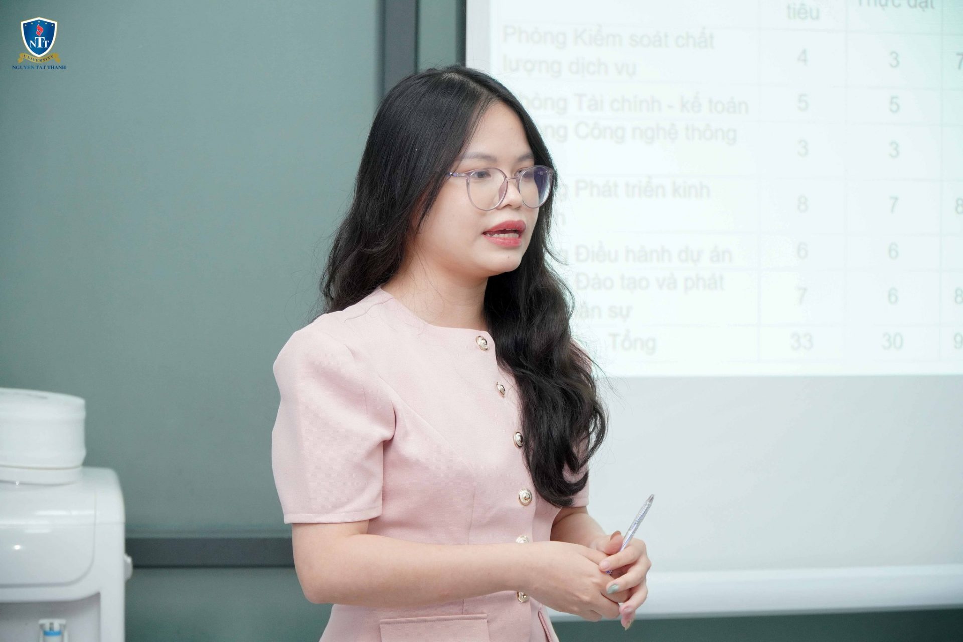 Học viên trình độ thạc sĩ trình bày đề cương nghiên cứu trước Hội đồng chuyên môn tại Trường Đại học Nguyễn Tất Thành, thể hiện tinh thần học thuật nghiêm túc và định hướng nghiên cứu gắn với thực tiễn chuyên ngành.