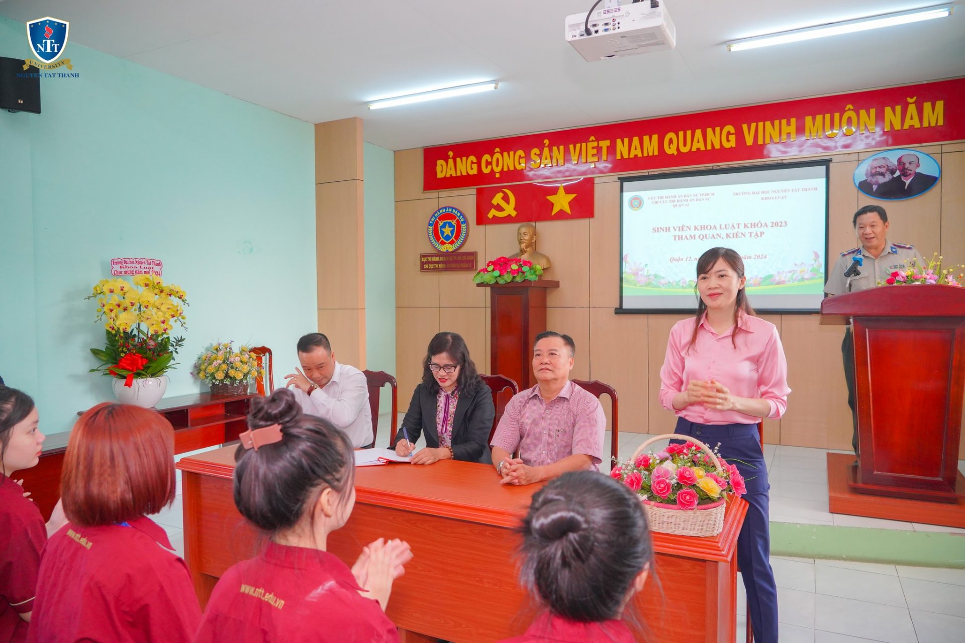 Sinh viên ngành Luật kinh tế Trường ĐH Nguyễn Tất Thành tham gia chương trình tham quan kiến tập thực tế, trực tiếp tìm hiểu môi trường pháp lý và hoạt động doanh nghiệp nhằm tăng trải nghiệm nghề nghiệp ngay từ khi còn trên giảng đường.
