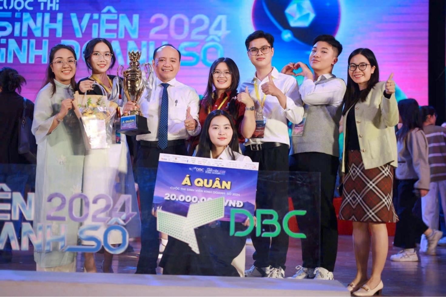 Sinh viên Khoa Quản trị Kinh doanh Trường ĐH Nguyễn Tất Thành tham gia và đạt nhiều thành tích tại các cuộc thi học thuật, góp phần rèn luyện tư duy kinh doanh số, kỹ năng sáng tạo và khả năng thích nghi với môi trường làm việc trong tương lai