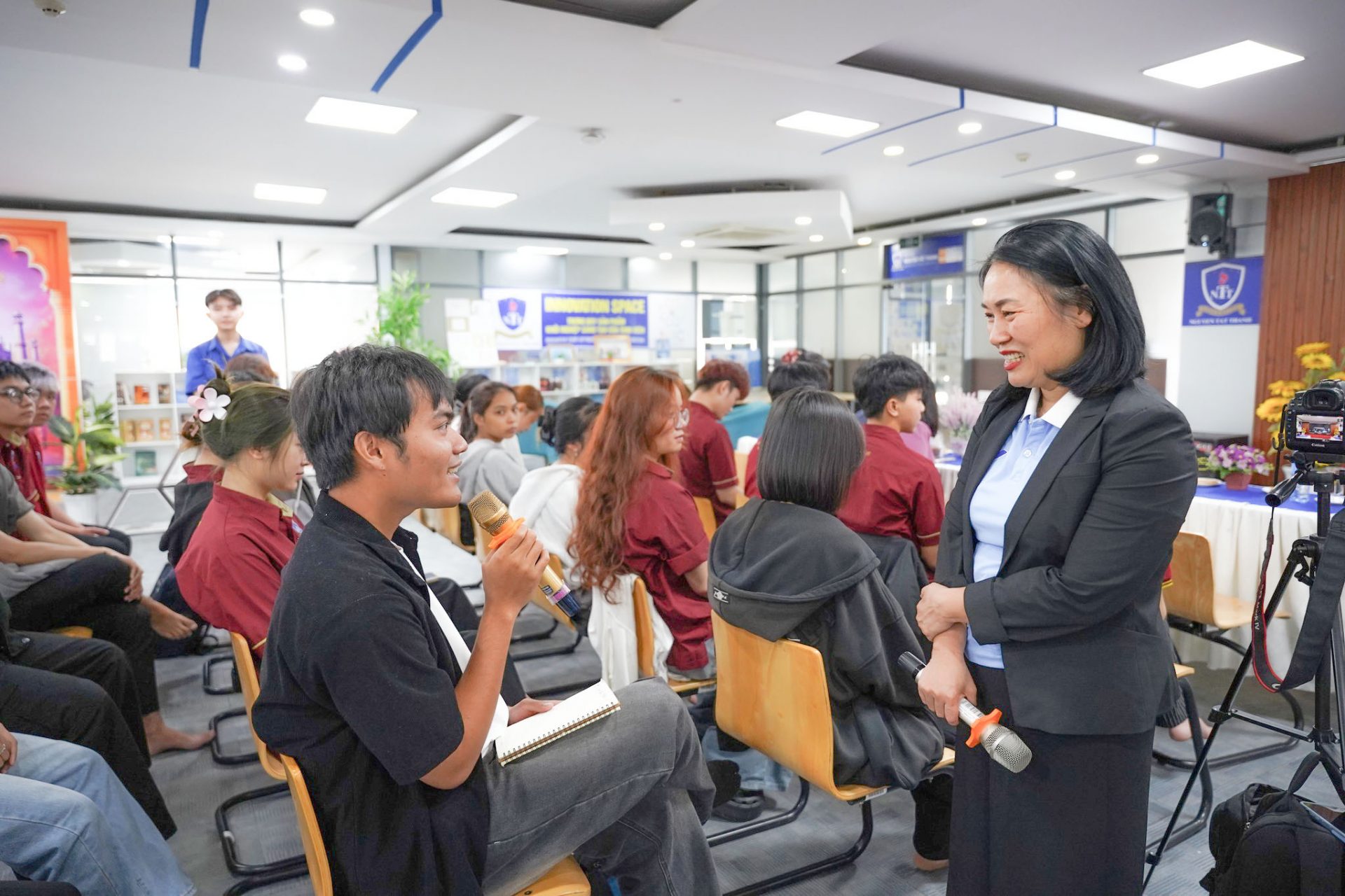 Workshop “Công thức sáng tạo trong truyền thông thương hiệu” với phần chia sẻ của Nhà báo, TS. Tạ Bích Loan không chỉ mang đến nhiều góc nhìn thực tiễn về sáng tạo nội dung và truyền thông thương hiệu, mà còn cho thấy môi trường học tập giàu trải nghiệm tại Khoa Truyền thông sáng tạo – Trường Đại học Nguyễn Tất Thành, nơi sinh viên được kết nối cùng chuyên gia, học từ thực tế nghề nghiệp và từng bước hoàn thiện tư duy sáng tạo ngay từ giảng đường
