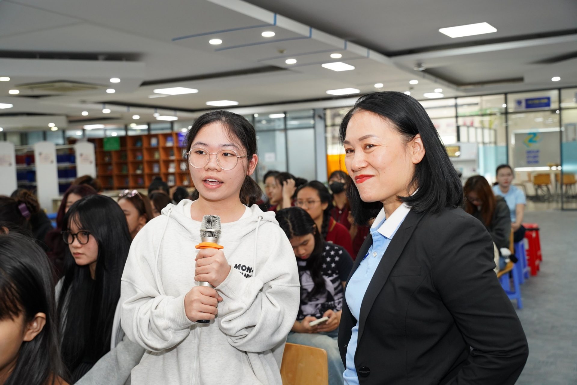 Workshop “Công thức sáng tạo trong truyền thông thương hiệu” với phần chia sẻ của Nhà báo, TS. Tạ Bích Loan không chỉ mang đến nhiều góc nhìn thực tiễn về sáng tạo nội dung và truyền thông thương hiệu, mà còn cho thấy môi trường học tập giàu trải nghiệm tại Khoa Truyền thông sáng tạo – Trường Đại học Nguyễn Tất Thành, nơi sinh viên được kết nối cùng chuyên gia, học từ thực tế nghề nghiệp và từng bước hoàn thiện tư duy sáng tạo ngay từ giảng đường