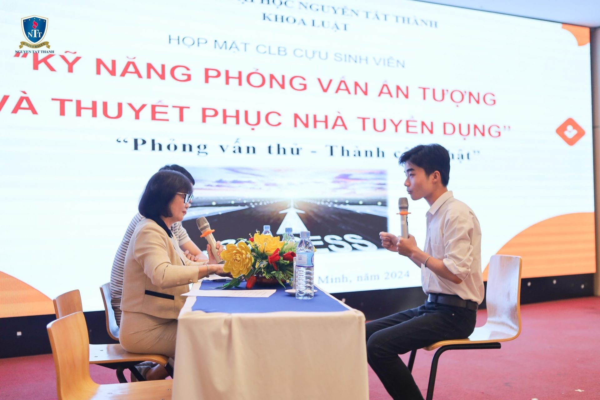 Sinh viên Khoa Luật – Trường ĐH Nguyễn Tất Thành tham gia hoạt động mô phỏng phỏng vấn tuyển dụng trong chương trình kỹ năng nghề nghiệp, rèn luyện khả năng giao tiếp, phản biện và tác phong chuyên nghiệp trước khi bước vào thị trường lao động. 