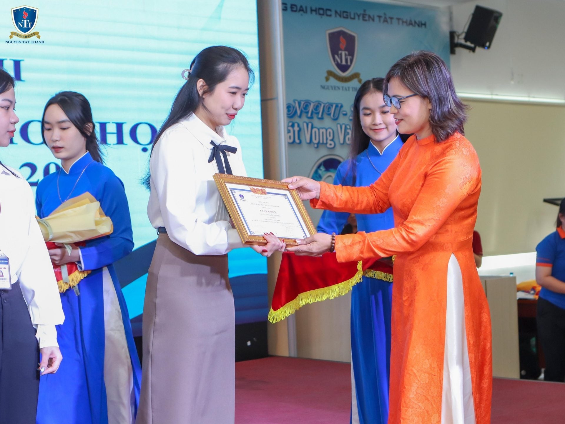 Sinh viên Khoa Luật – Trường ĐH Nguyễn Tất Thành thường xuyên tham gia các cuộc thi học thuật, hoạt động ngoại khóa và sân chơi pháp lý nhằm rèn luyện tư duy phản biện, kỹ năng tranh luận và bản lĩnh nghề nghiệp trong môi trường học tập năng động.
