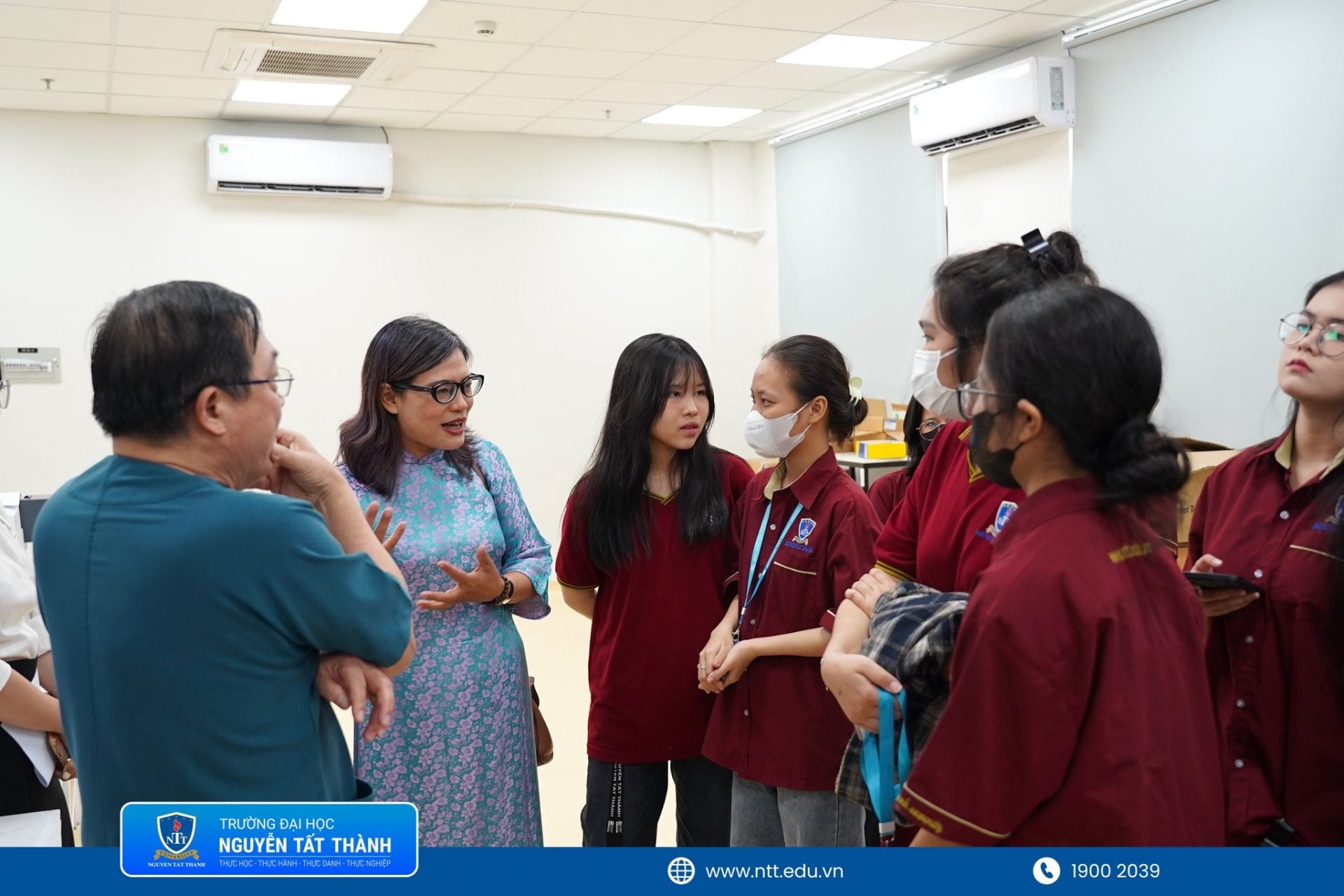 Sinh viên ngành Luật kinh tế Trường ĐH Nguyễn Tất Thành tham gia chương trình tham quan kiến tập thực tế, trực tiếp tìm hiểu môi trường pháp lý và hoạt động doanh nghiệp nhằm tăng trải nghiệm nghề nghiệp ngay từ khi còn trên giảng đường.