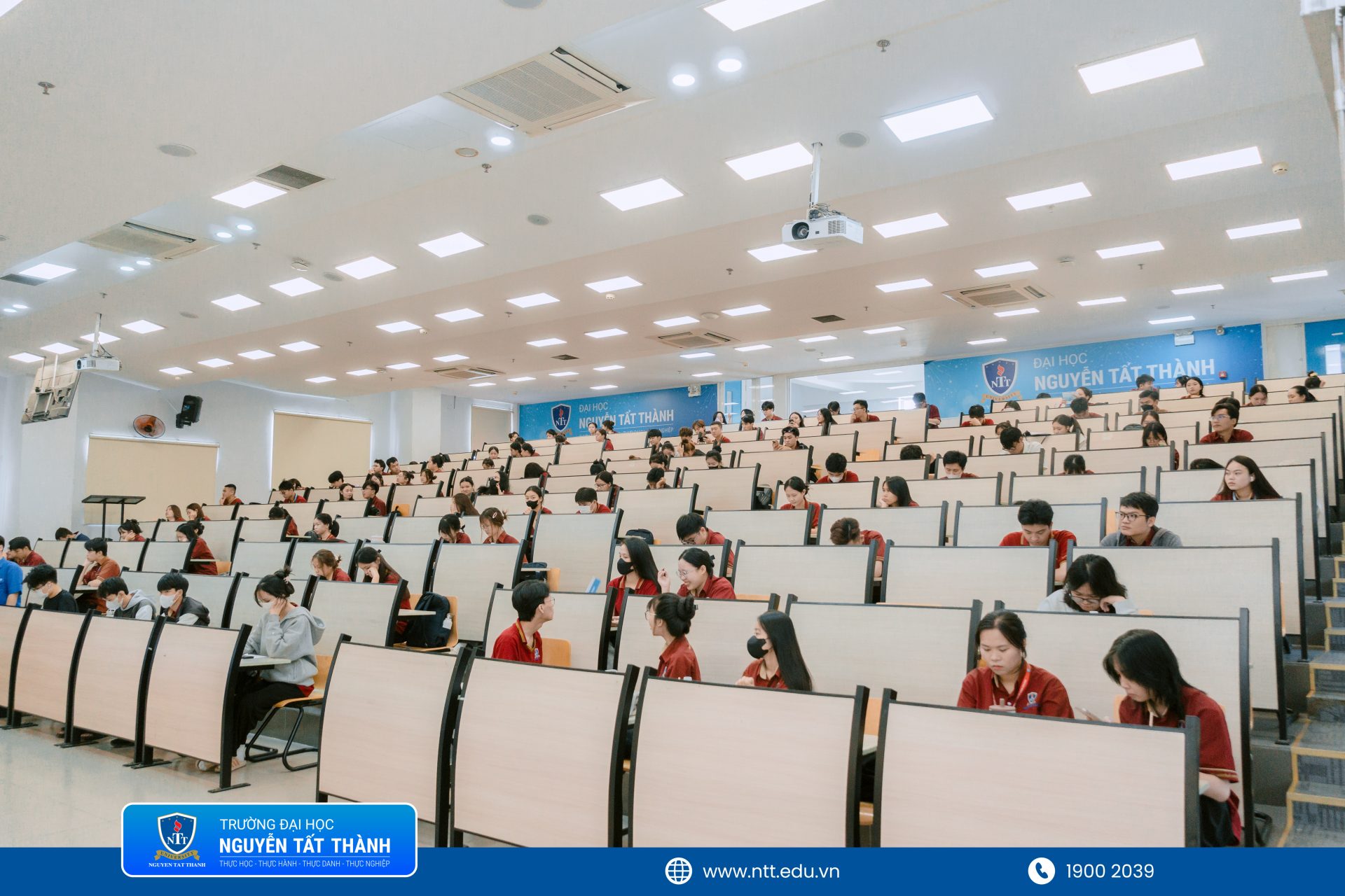 Toàn cảnh buổi lễ khai mạc Ngày hội Tuyển dụng tháng 5/2026 tại Trường Đại học Nguyễn Tất Thành