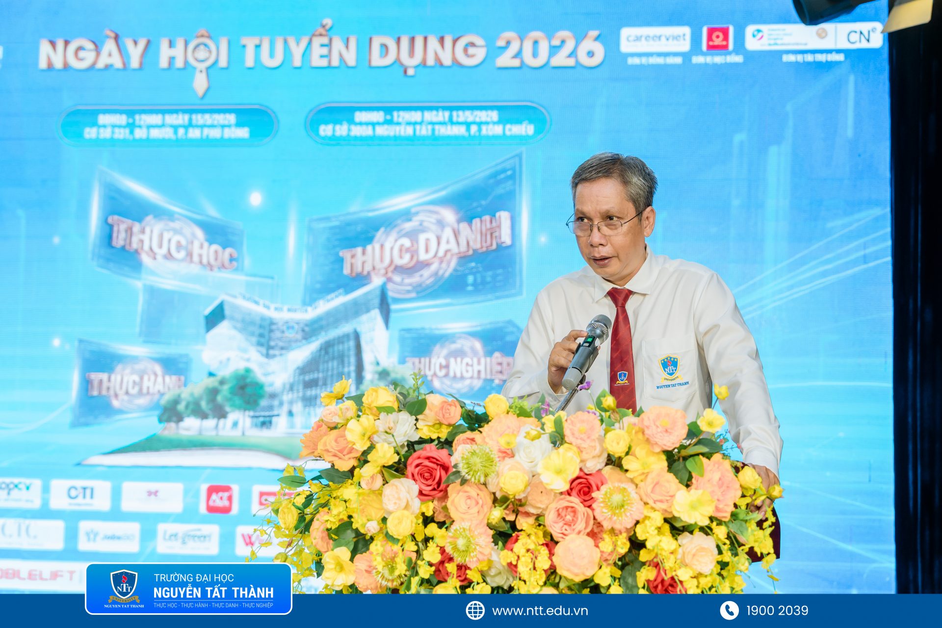 TS. Nguyễn Tuấn Anh - Phó Hiệu trưởng Trường Đại học Nguyễn Tất Thành phát biểu khai mạc chương trình