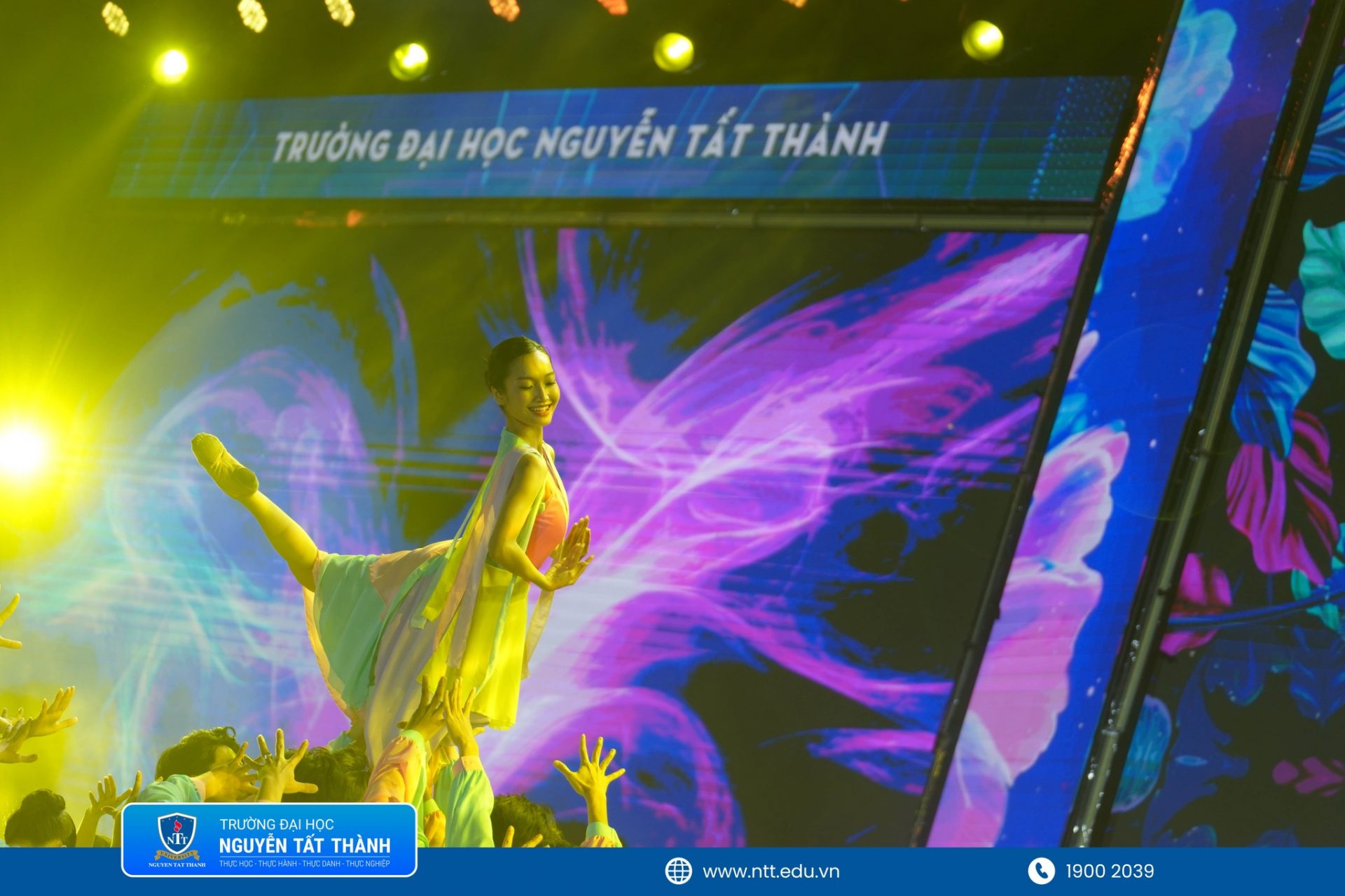 Những tiết mục biểu diễn tại Gala Chào đón Tân sinh viên 2025 đánh dấu sự ra mắt chuyên ngành Biên đạo múa tại Khoa Âm nhạc – Điện ảnh, Trường Đại học Nguyễn Tất Thành, mở đầu hành trình đào tạo nghệ thuật biểu diễn chuyên nghiệp dành cho thế hệ sinh viên sáng tạo và đam mê sân khấu.