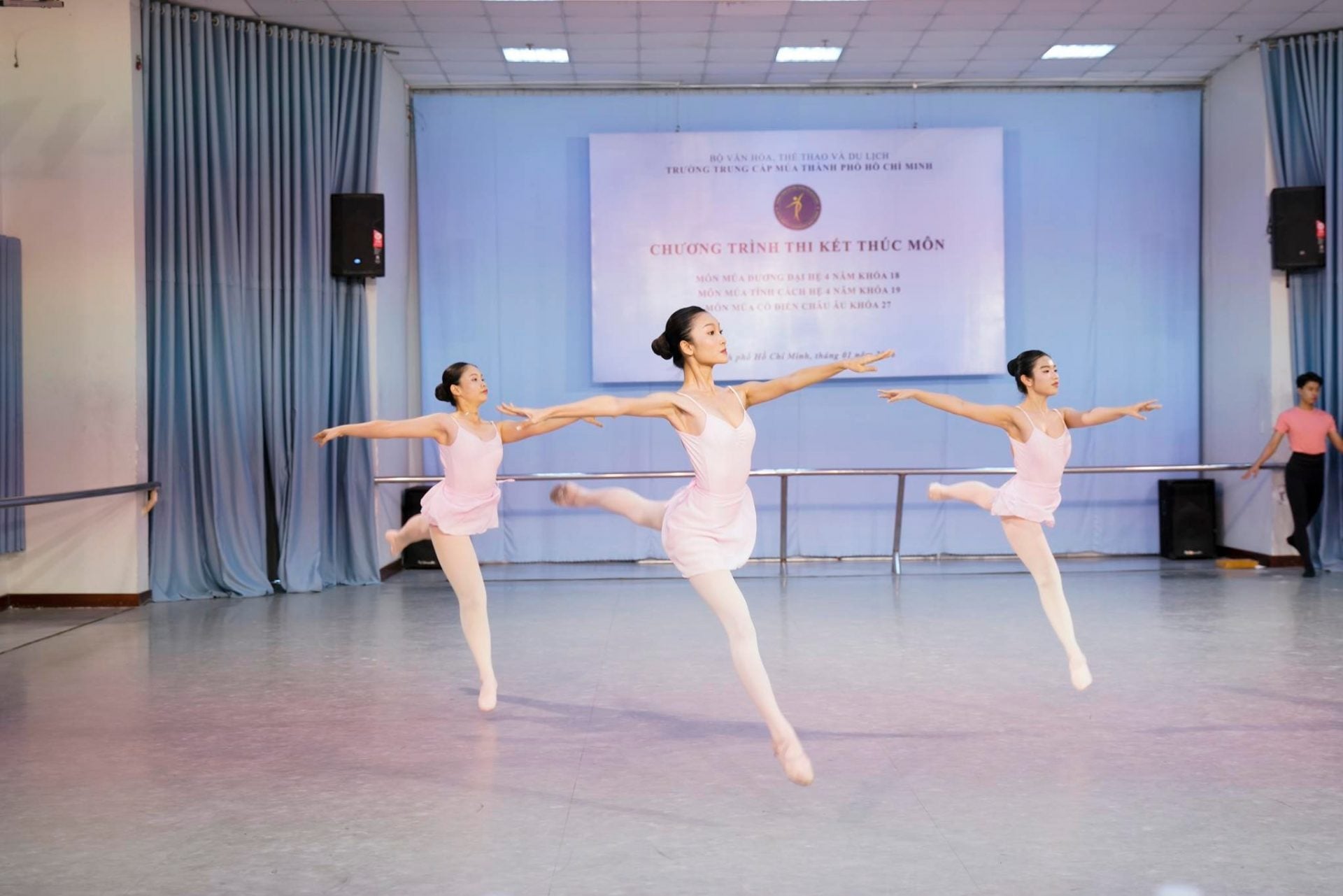 Sinh viên ngành Biên đạo múa tại Trường Đại học Nguyễn Tất Thành được học tập cùng đội ngũ giảng viên uy tín, giàu kinh nghiệm trong lĩnh vực nghệ thuật biểu diễn và đào tạo múa chuyên nghiệp.