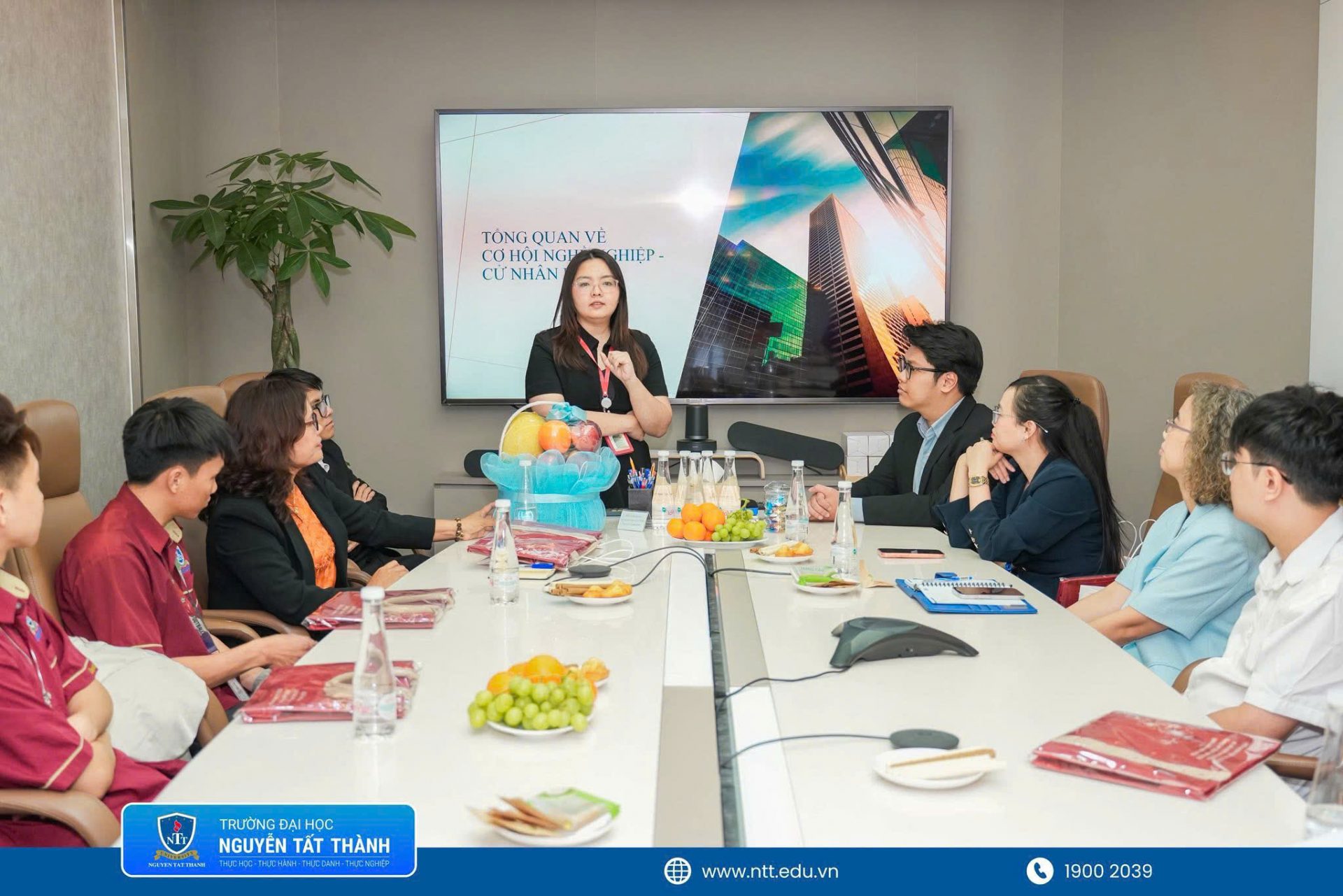 Sinh viên ngành Luật kinh tế Trường ĐH Nguyễn Tất Thành tham gia chương trình tham quan kiến tập thực tế, trực tiếp tìm hiểu môi trường pháp lý và hoạt động doanh nghiệp nhằm tăng trải nghiệm nghề nghiệp ngay từ khi còn trên giảng đường.