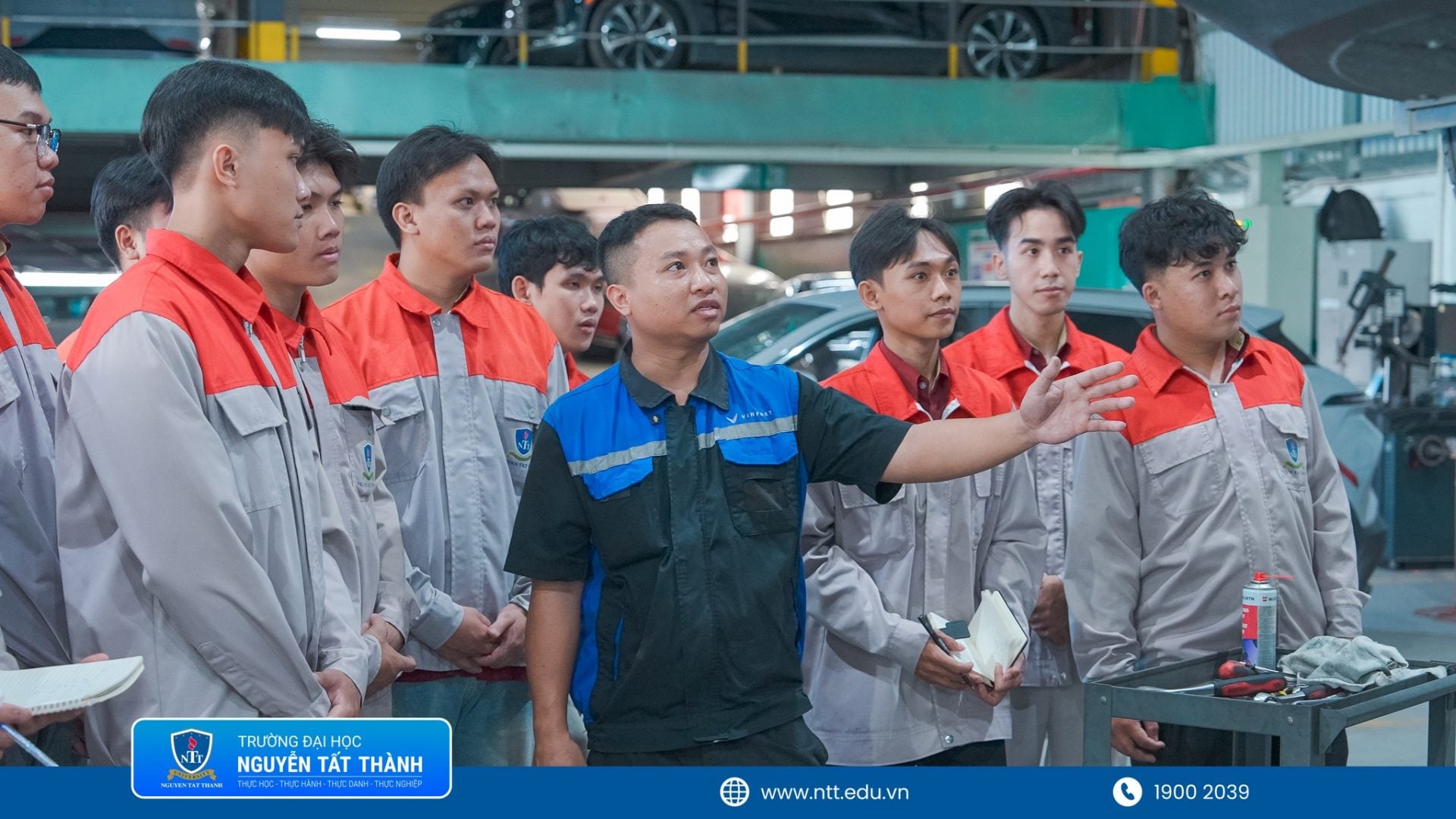 Sinh viên ngành Công nghệ kỹ thuật ô tô NTTU trực tiếp quan sát quy trình kỹ thuật, trải nghiệm môi trường làm việc thực tế tại xưởng dịch vụ VinFast, qua đó tiếp cận công nghệ ô tô hiện đại và rèn luyện tư duy nghề nghiệp ngay từ khi còn trên giảng đường