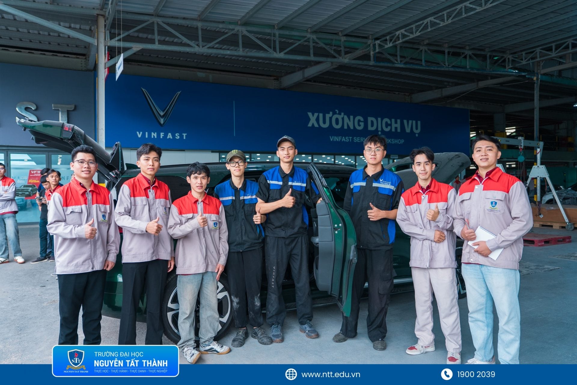 Sinh viên ngành Công nghệ kỹ thuật ô tô NTTU trực tiếp quan sát quy trình kỹ thuật, trải nghiệm môi trường làm việc thực tế tại xưởng dịch vụ VinFast, qua đó tiếp cận công nghệ ô tô hiện đại và rèn luyện tư duy nghề nghiệp ngay từ khi còn trên giảng đường