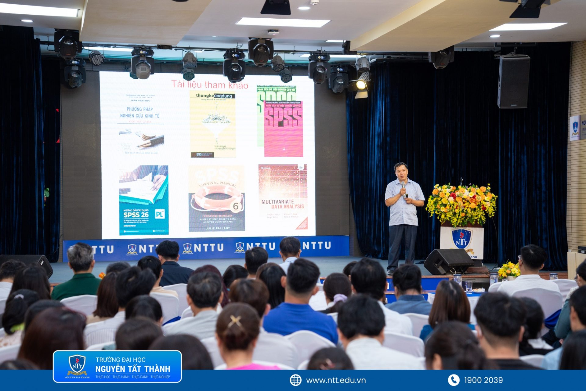 PGS.TS Lê Đình Hải chia sẻ kinh nghiệm ứng dụng các mô hình định lượng trong nghiên cứu khoa học và công bố quốc tế tại buổi tập huấn do Viện Đào tạo Sau đại học – Trường Đại học Nguyễn Tất Thành tổ chức ngày 10/5/2026.