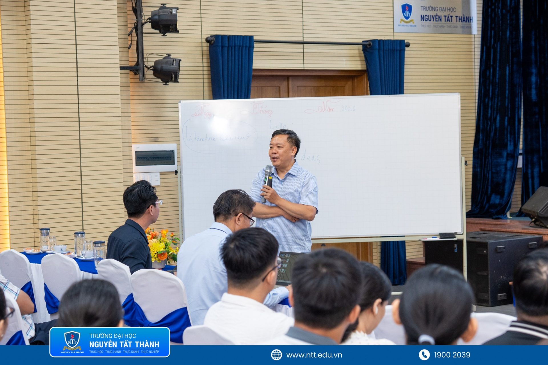 PGS.TS Lê Đình Hải chia sẻ kinh nghiệm ứng dụng các mô hình định lượng trong nghiên cứu khoa học và công bố quốc tế tại buổi tập huấn do Viện Đào tạo Sau đại học – Trường Đại học Nguyễn Tất Thành tổ chức ngày 10/5/2026.