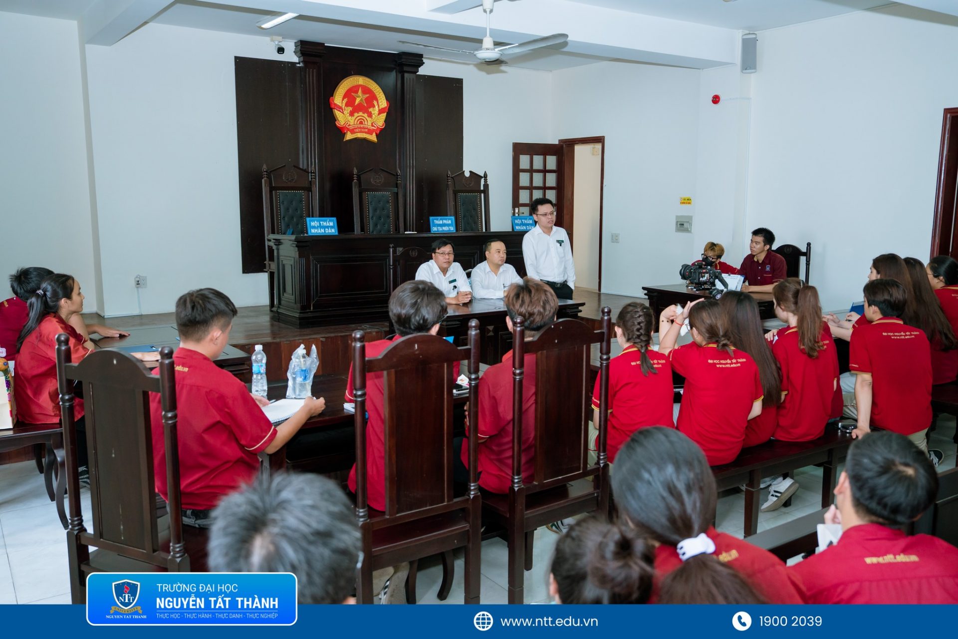 Chuyến kiến tập giúp sinh viên ngành Luật NTTU trực tiếp quan sát môi trường xét xử và quy trình hoạt động thực tế tại Tòa án