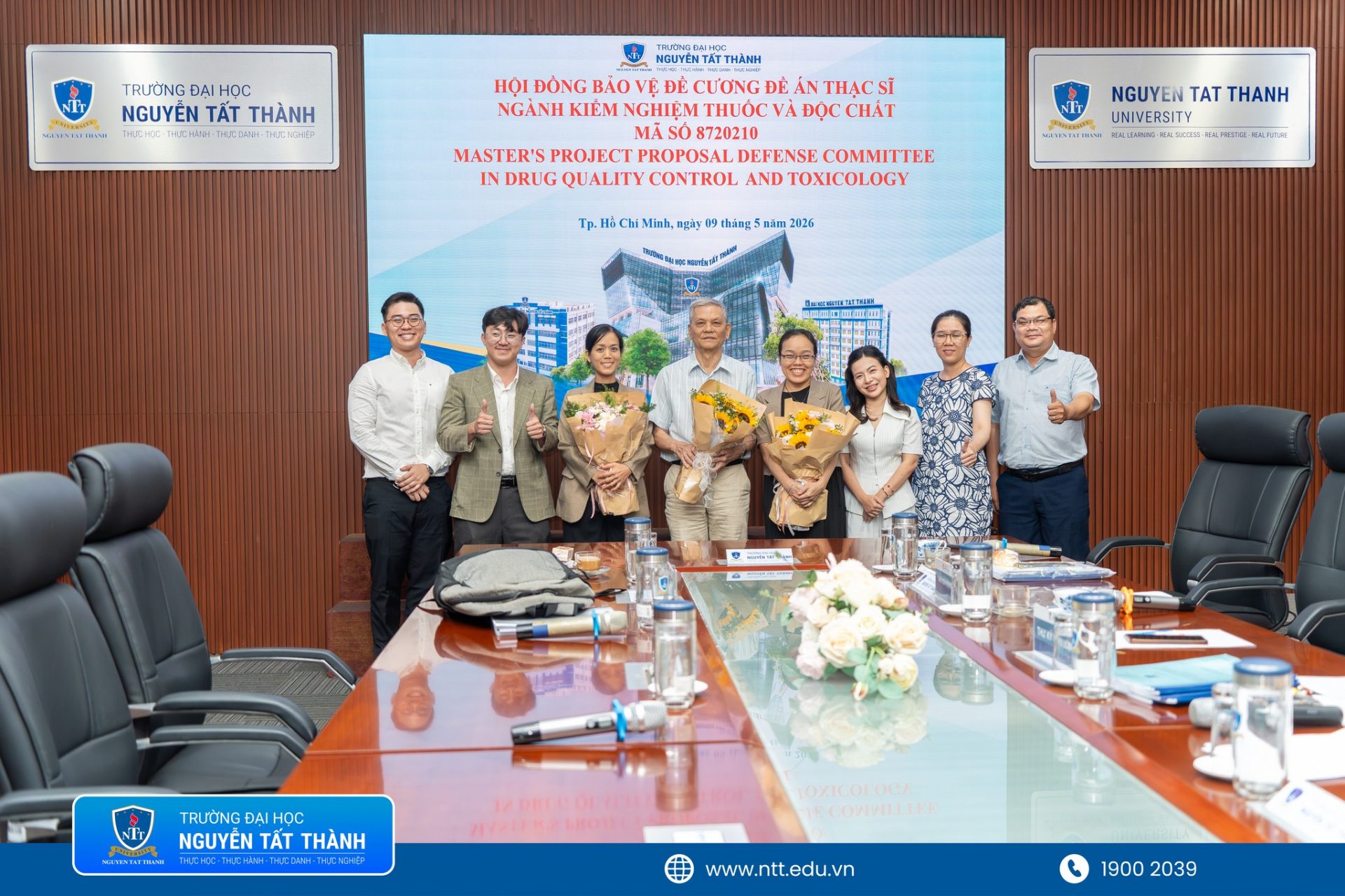 Học viên trình độ thạc sĩ trình bày đề cương nghiên cứu trước Hội đồng chuyên môn tại Trường Đại học Nguyễn Tất Thành, thể hiện tinh thần học thuật nghiêm túc và định hướng nghiên cứu gắn với thực tiễn chuyên ngành.