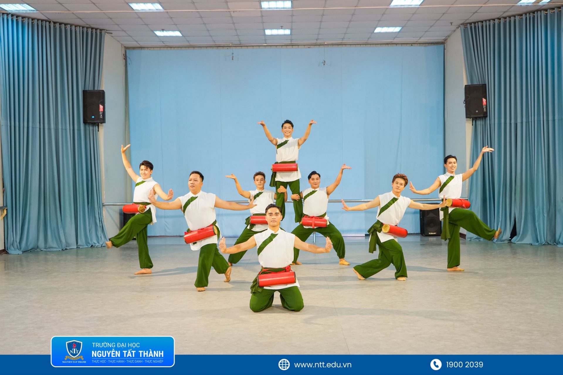 Sinh viên K25 chuyên ngành Biên đạo múa – Khoa Nghệ thuật Biểu diễn, Trường Đại học Nguyễn Tất Thành thực hiện bài thi học phần “Phương pháp huấn luyện múa Dân gian dân tộc”, thể hiện khả năng biểu diễn, tư duy dàn dựng và kỹ năng chuyên môn dưới sự hướng dẫn của ThS. NGƯT Đoàn Phúc Linh Tâm, ThS. NSƯT Lê Minh Thu và ThS. Trần Văn Hiệp.