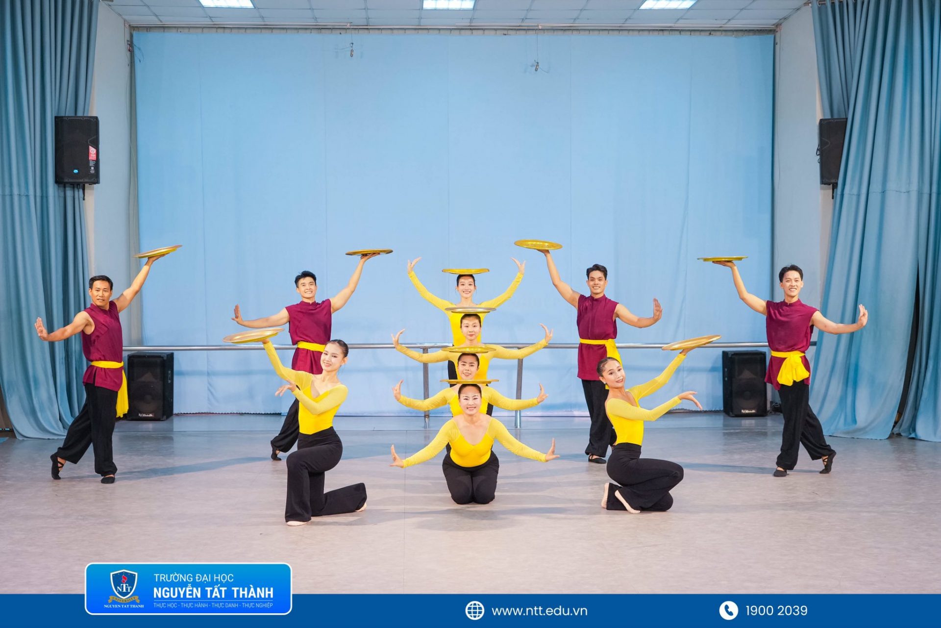Sinh viên K25 chuyên ngành Biên đạo múa – Khoa Nghệ thuật Biểu diễn, Trường Đại học Nguyễn Tất Thành thực hiện bài thi học phần “Phương pháp huấn luyện múa Dân gian dân tộc”, thể hiện khả năng biểu diễn, tư duy dàn dựng và kỹ năng chuyên môn dưới sự hướng dẫn của ThS. NGƯT Đoàn Phúc Linh Tâm, ThS. NSƯT Lê Minh Thu và ThS. Trần Văn Hiệp.