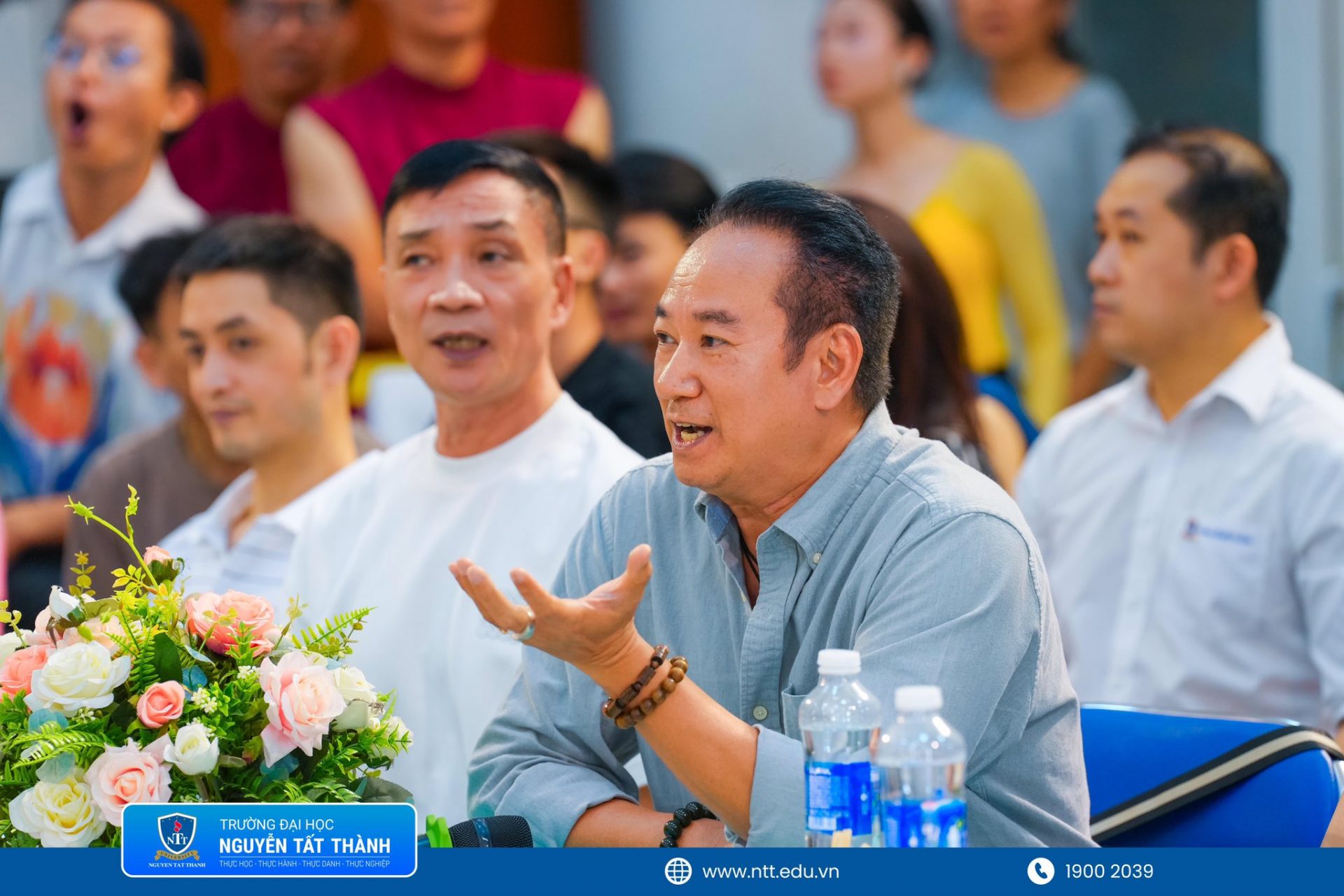 Sinh viên K25 chuyên ngành Biên đạo múa – Khoa Nghệ thuật Biểu diễn, Trường Đại học Nguyễn Tất Thành thực hiện bài thi học phần “Phương pháp huấn luyện múa Dân gian dân tộc”, thể hiện khả năng biểu diễn, tư duy dàn dựng và kỹ năng chuyên môn dưới sự hướng dẫn của ThS. NGƯT Đoàn Phúc Linh Tâm, ThS. NSƯT Lê Minh Thu và ThS. Trần Văn Hiệp.