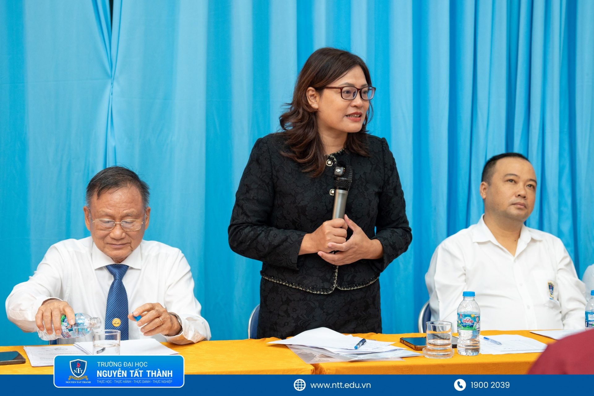 TS. Đặng Thị Thu Huyền phát biểu tại chương trình kiến tập dành cho sinh viên khóa 25, đồng thời gửi lời cảm ơn đến Đoàn Luật sư TP. Hồ Chí Minh đã đồng hành, hỗ trợ và tạo điều kiện để sinh viên Khoa Luật NTTU có cơ hội tiếp cận môi trường hành nghề thực tế