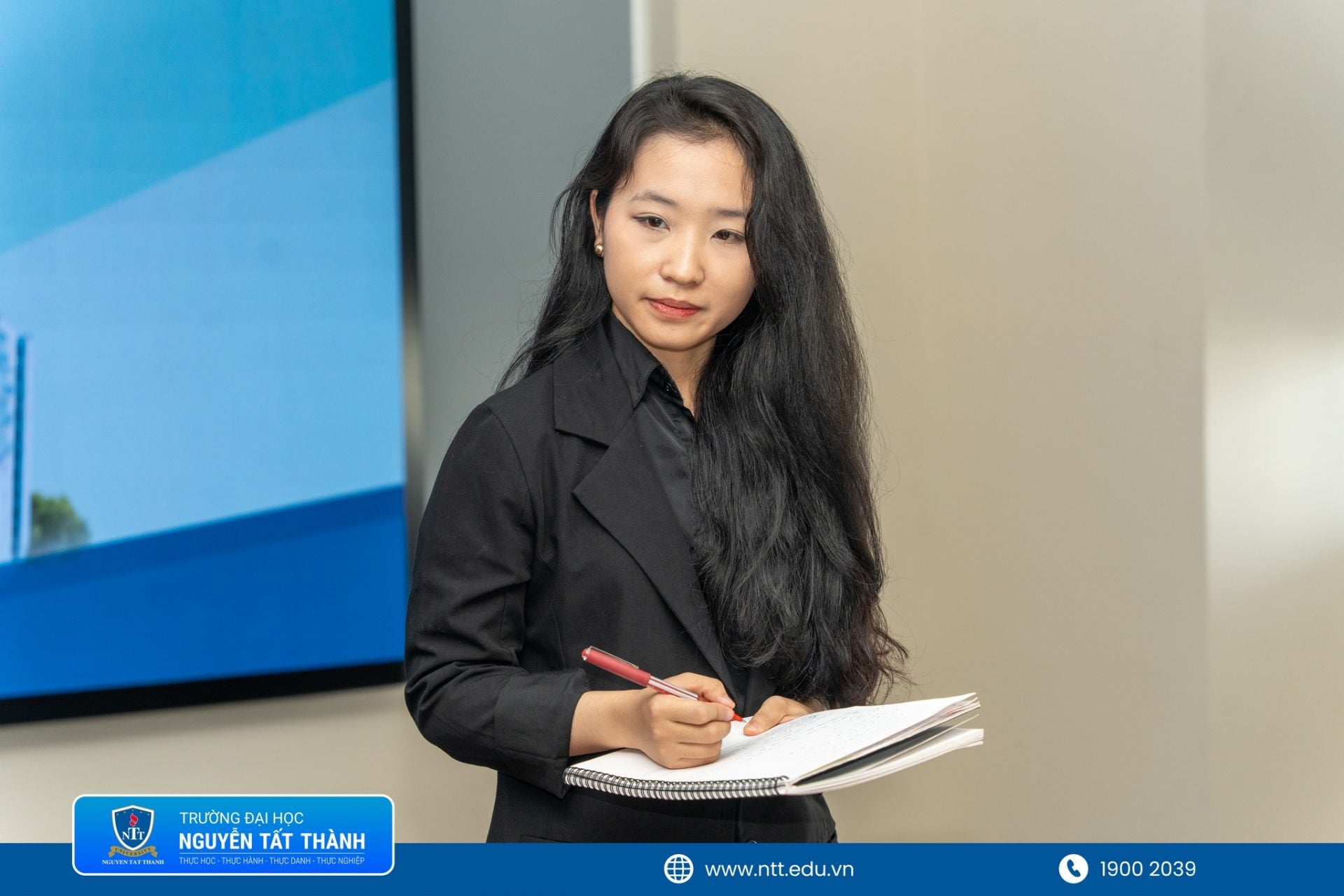 Học viên trình độ thạc sĩ trình bày đề cương nghiên cứu trước Hội đồng chuyên môn tại Trường Đại học Nguyễn Tất Thành, thể hiện tinh thần học thuật nghiêm túc và định hướng nghiên cứu gắn với thực tiễn chuyên ngành.