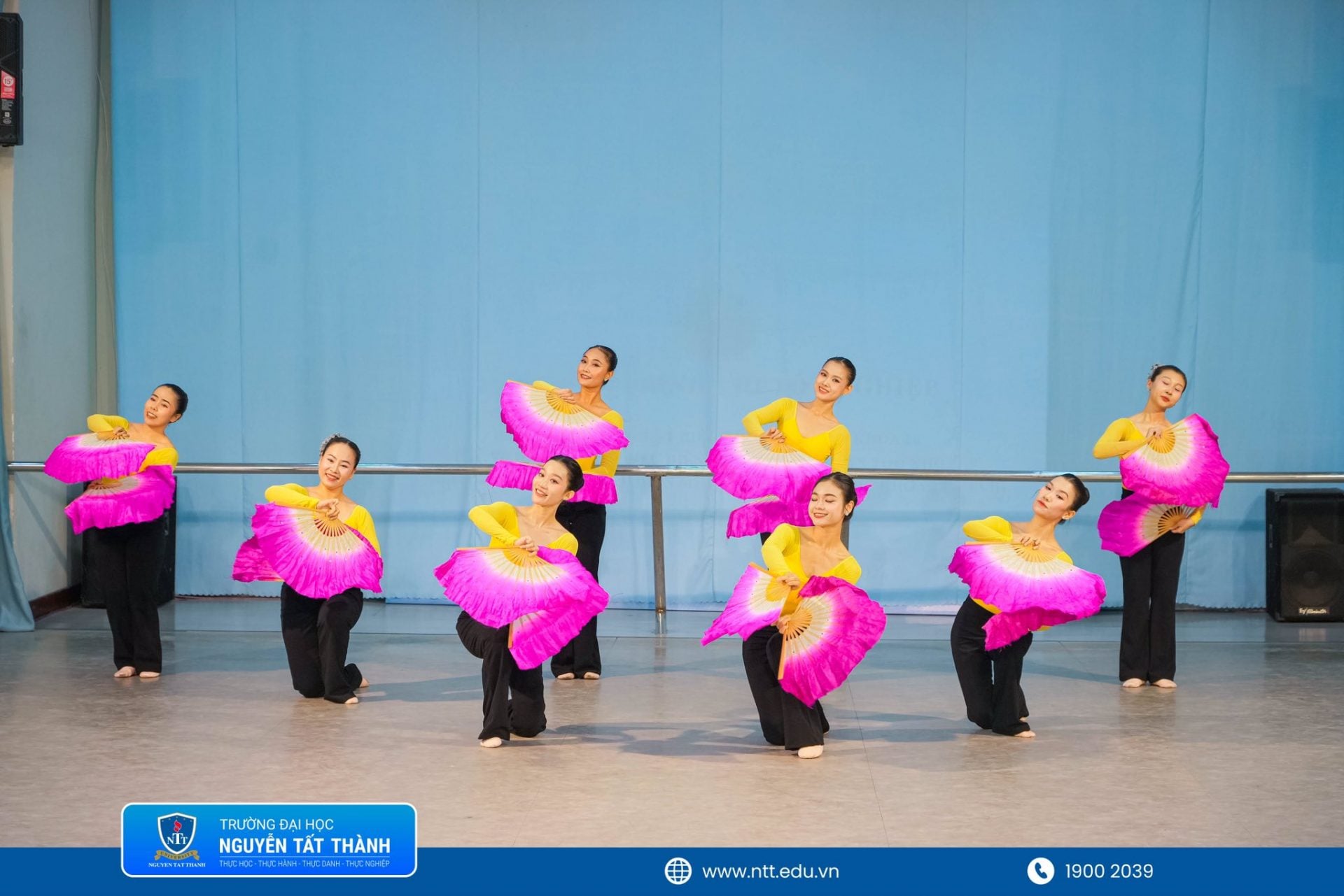 Sinh viên ngành Biên đạo múa tại Trường Đại học Nguyễn Tất Thành thực hành dàn dựng và biểu diễn trong môi trường đào tạo gắn với thực tế nghề nghiệp nghệ thuật