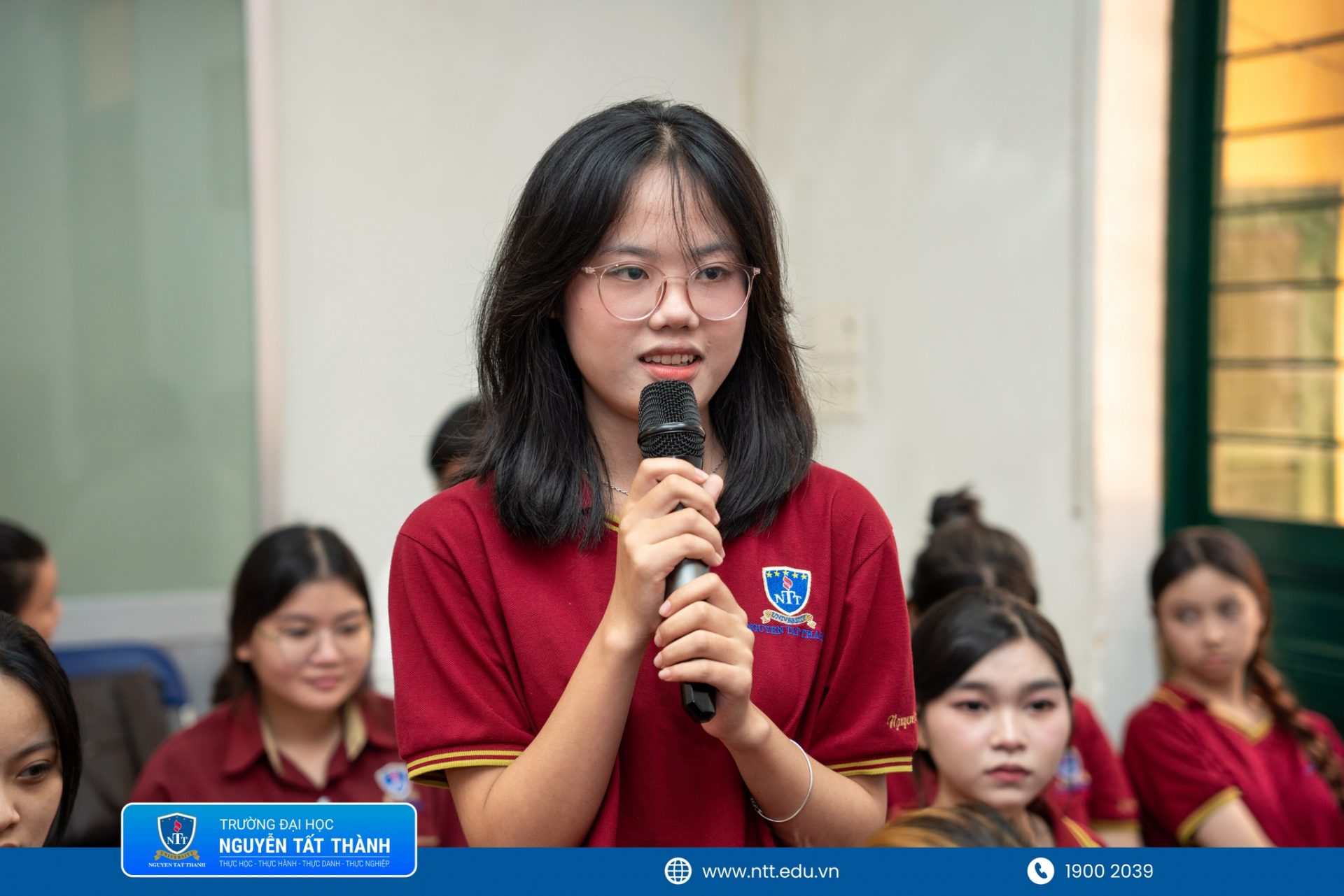 Sinh viên Khoa Luật Trường Đại học Nguyễn Tất Thành trao đổi, đặt câu hỏi trực tiếp với các luật sư về kỹ năng hành nghề, cơ hội việc làm và những yêu cầu của ngành pháp lý trong bối cảnh chuyển đổi số và AI phát triển mạnh