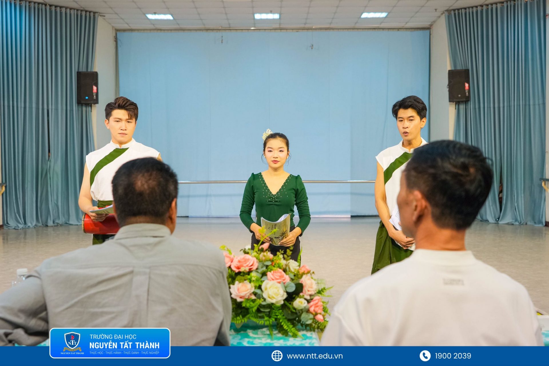 Sinh viên K25 chuyên ngành Biên đạo múa – Khoa Nghệ thuật Biểu diễn, Trường Đại học Nguyễn Tất Thành thực hiện bài thi học phần “Phương pháp huấn luyện múa Dân gian dân tộc”, thể hiện khả năng biểu diễn, tư duy dàn dựng và kỹ năng chuyên môn dưới sự hướng dẫn của ThS. NGƯT Đoàn Phúc Linh Tâm, ThS. NSƯT Lê Minh Thu và ThS. Trần Văn Hiệp.