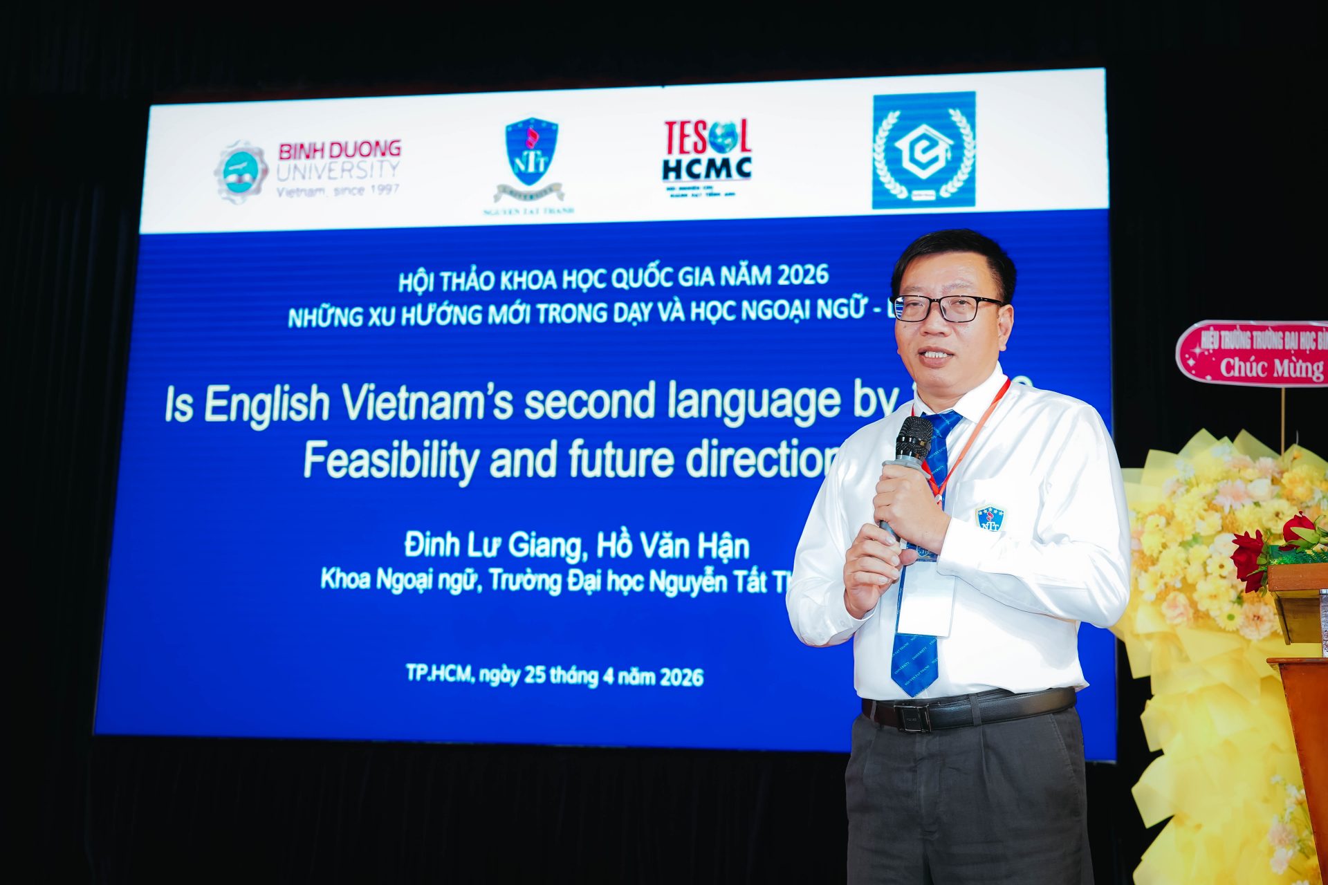 TS. Đinh Lư Giang và TS. Hồ Văn Hận (Trường Đại học Nguyễn Tất Thành) trình bày tham luận về khả năng đưa tiếng Anh trở thành ngôn ngữ thứ hai tại Việt Nam vào năm 2035