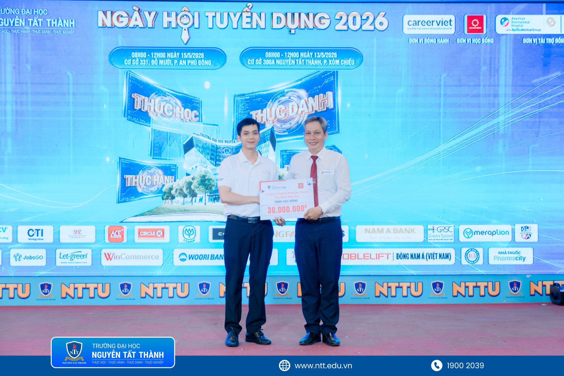 Ông Võ Văn Thành – đại diện Công ty Cổ phần Hoa Sen Home (Tập đoàn Hoa Sen) trao bảng tượng trưng học bổng trị giá 30 triệu đồng cho Quỹ hỗ trợ sinh viên Trường Đại học Nguyễn Tất Thành. 