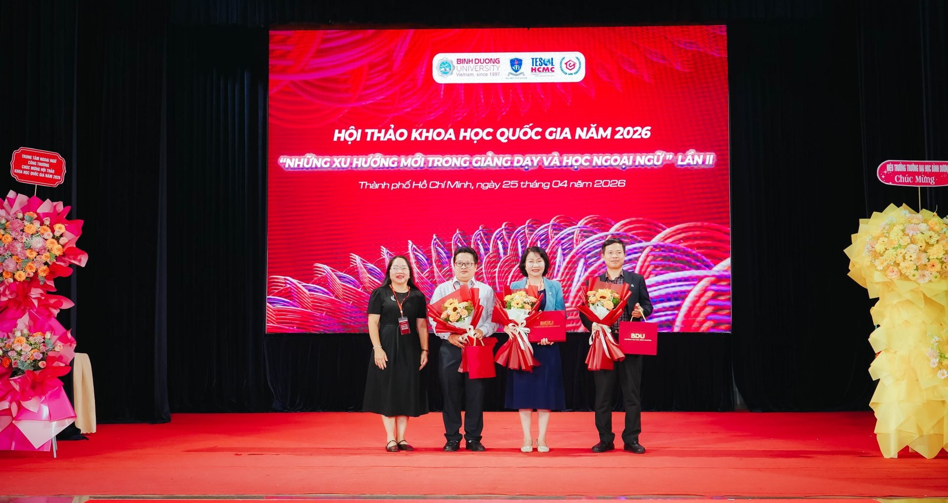 NTTU – Giao lưu kinh tế, giáo dục, du lịch và văn hóa giữa Việt Nam với Nhật Bản, Hàn Quốc ngày càng mở rộng. Trong bối cảnh đó, ngành Đông Phương học NTTU trở thành lựa chọn đáng chú ý với thí sinh yêu thích ngôn ngữ và môi trường quốc tế. Tại Trường Đại học Nguyễn Tất Thành, ngành Đông Phương học đào tạo với 2 chuyên ngành: Nhật Bản học và Hàn Quốc học. Sinh viên không chỉ học ngoại ngữ mà còn rèn năng lực giao tiếp liên văn hóa, biên phiên dịch và thích ứng môi trường doanh nghiệp. Với lợi thế học tập tại TP.HCM, người học có thêm cơ hội tiếp cận hoạt động giao lưu, thực tập và định hướng nghề nghiệp gắn với thực tế. 