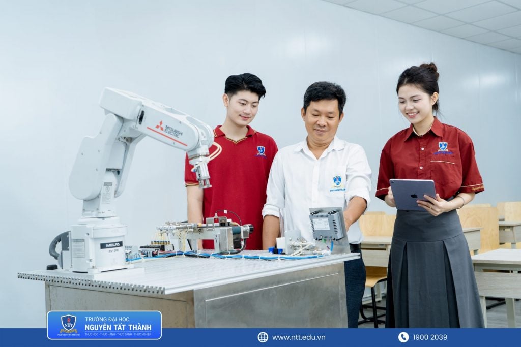 Sinh viên ngành Công nghệ kỹ thuật cơ điện tử NTTU tham gia nghiên cứu, thiết kế và vận hành các mô hình robot, hệ thống điều khiển thông minh ngay từ trên giảng đường.