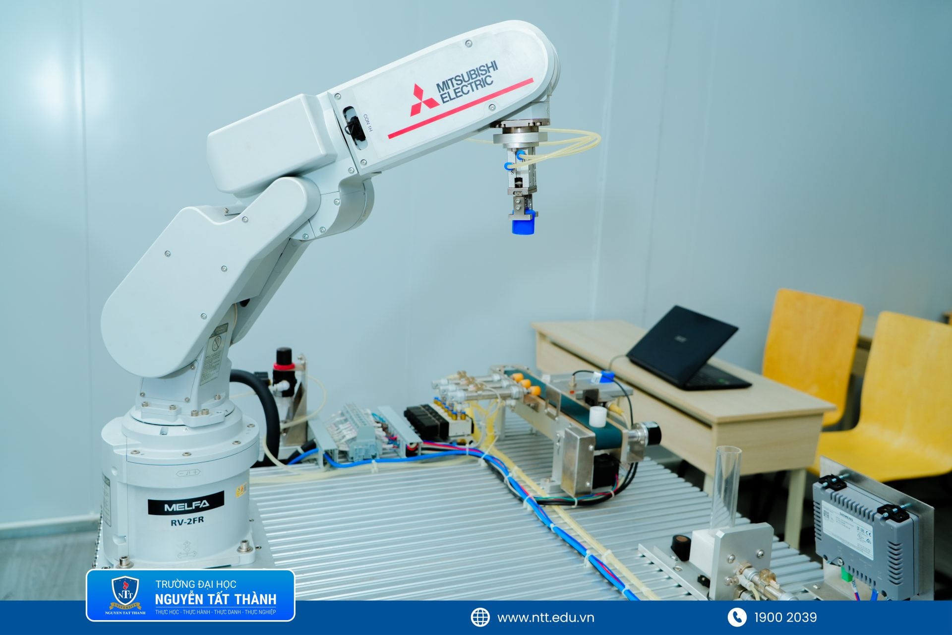 Môi trường học tập tại NTTU tăng cường trải nghiệm thực hành, giúp sinh viên ngành cơ điện tử sớm tiếp cận nhà máy thông minh và hệ thống sản xuất hiện đại.