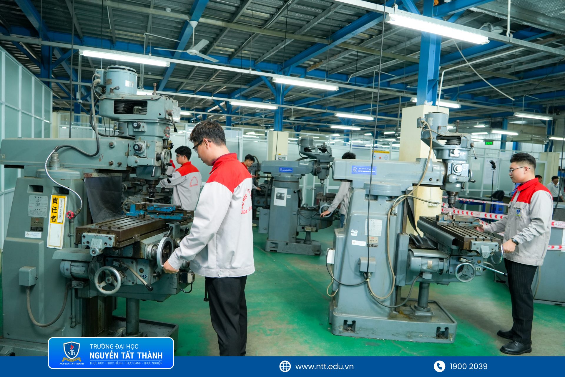 Sinh viên ngành Kỹ thuật cơ khí NTTU thực hành trong môi trường xưởng hiện đại, tiếp cận hệ thống máy móc và công nghệ sản xuất theo định hướng đào tạo gắn thực tiễn doanh nghiệp.