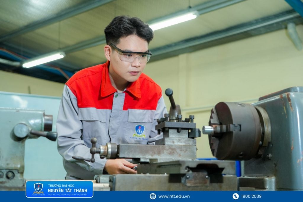 Với định hướng “Học tập thông qua trải nghiệm”, ngành Kỹ thuật cơ khí NTTU tăng cường thực hành, kết nối doanh nghiệp và tiếp cận xu hướng sản xuất công nghiệp hiện đại.
