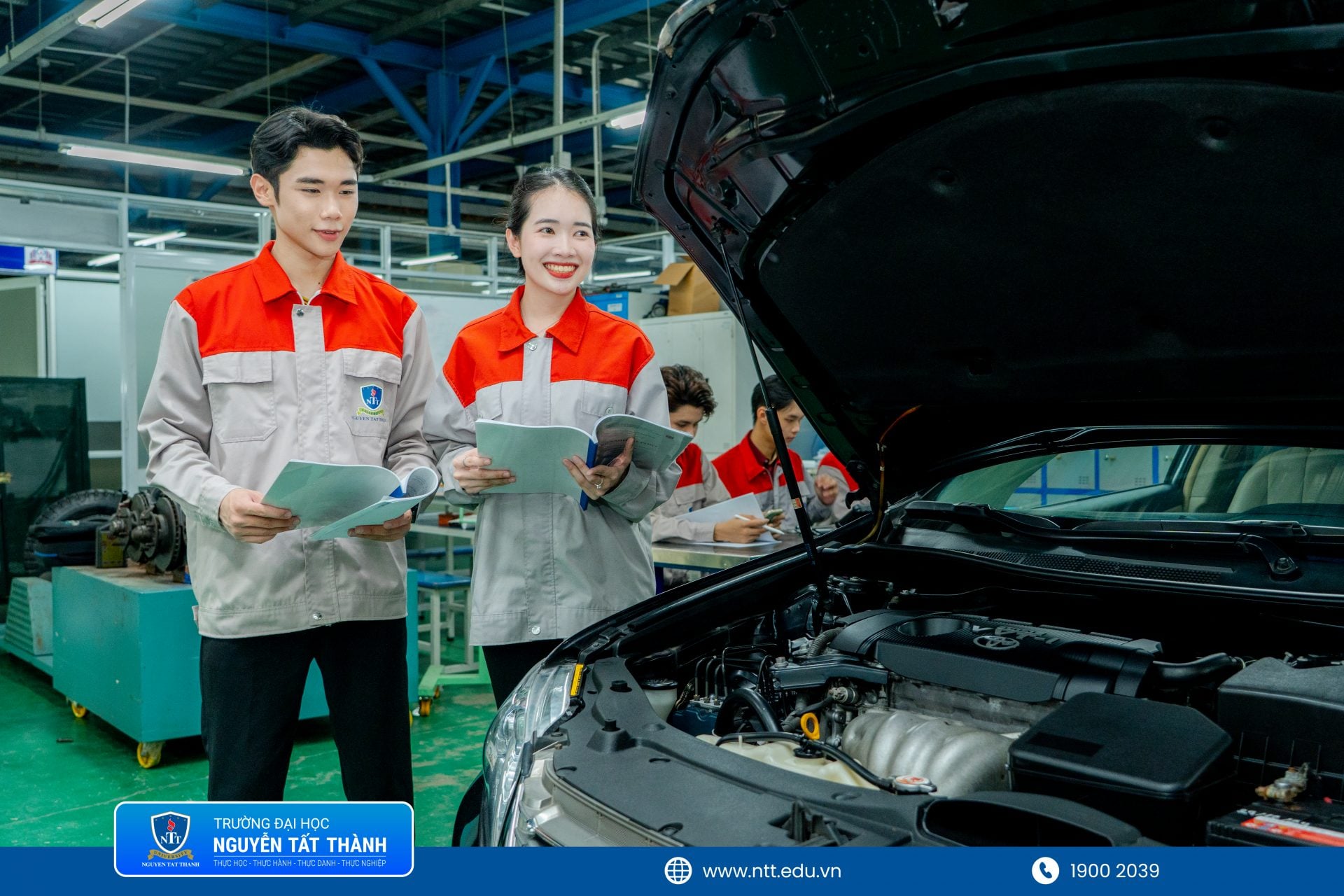 Sinh viên ngành Công nghệ kỹ thuật Ô tô NTTU tham gia hoạt động thực hành chuyên môn, từng bước tiếp cận môi trường kỹ thuật ô tô theo hướng công nghệ cao
