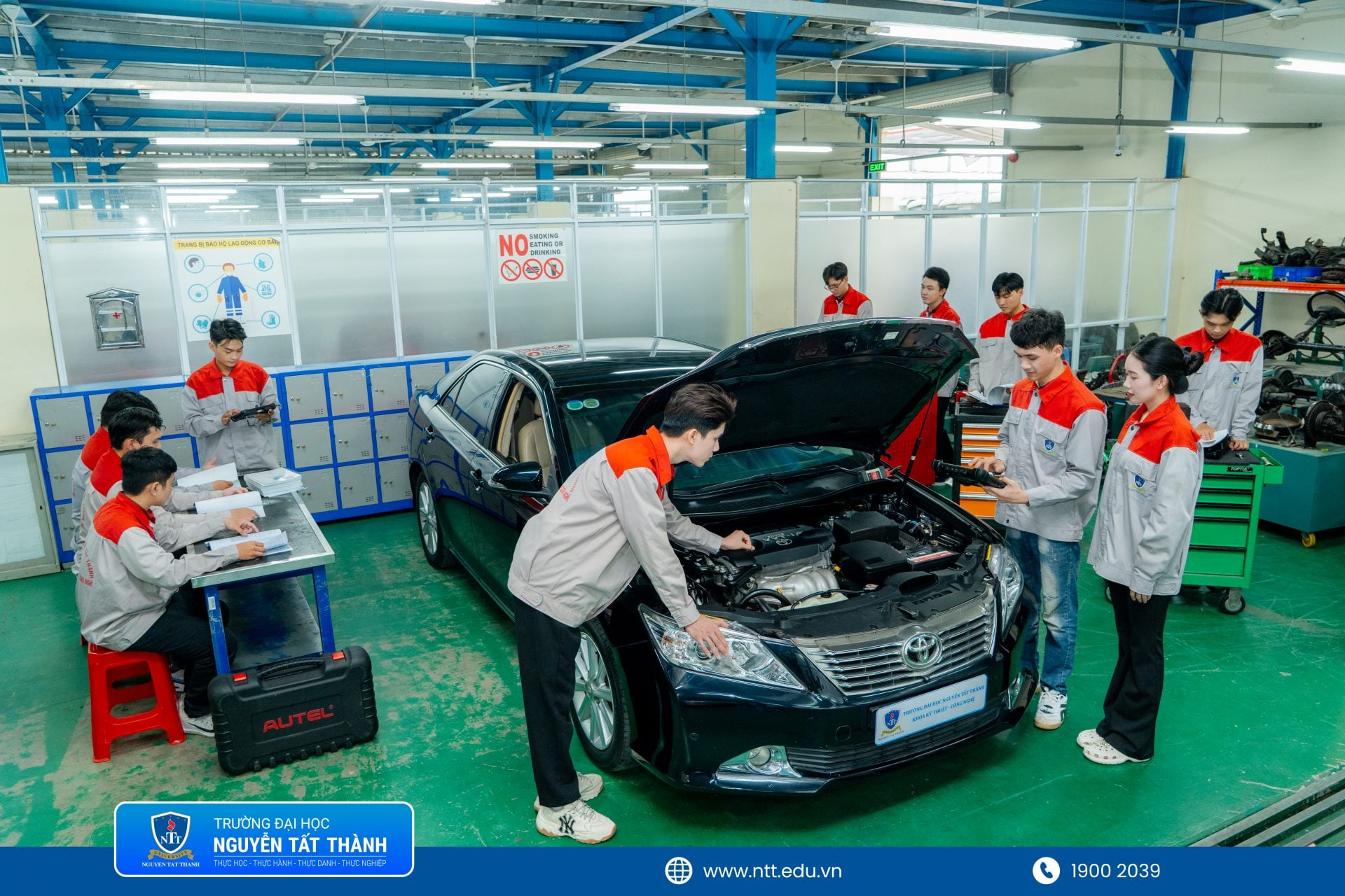 1. Sinh viên ngành Công nghệ kỹ thuật Ô tô NTTU thực hành trên hệ thống mô phỏng công nghệ ô tô hiện đại, tiếp cận xu hướng xe điện và điều khiển thông minh ngay trong quá trình học