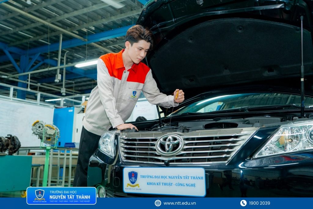 Các hoạt động thực hành và trải nghiệm doanh nghiệp giúp sinh viên ngành Công nghệ kỹ thuật Ô tô NTTU nâng cao kỹ năng xử lý tình huống thực tế.