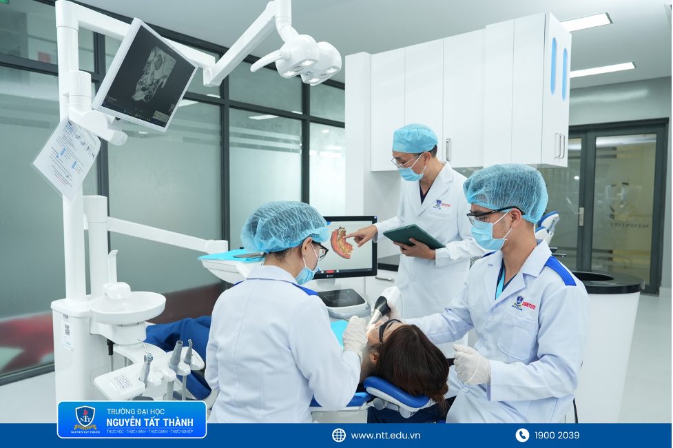 Sinh viên thực hành tại Trung tâm Mô phỏng và Nghiên cứu Lâm sàng Răng Hàm Mặt