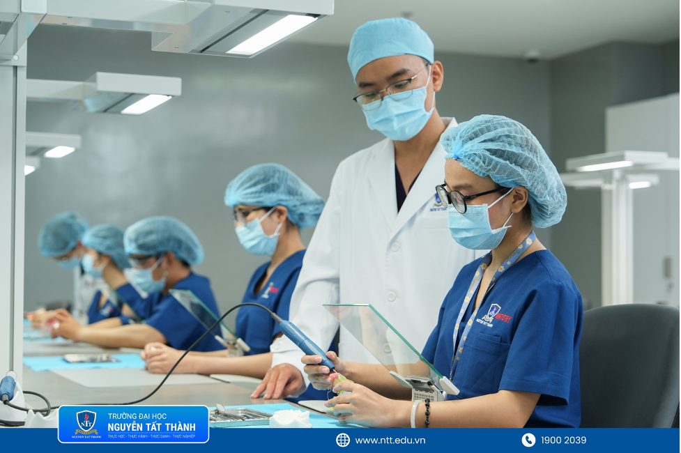 Sinh viên sử dụng máy mài, các bàn lab hiện đại tại Lab Kavo