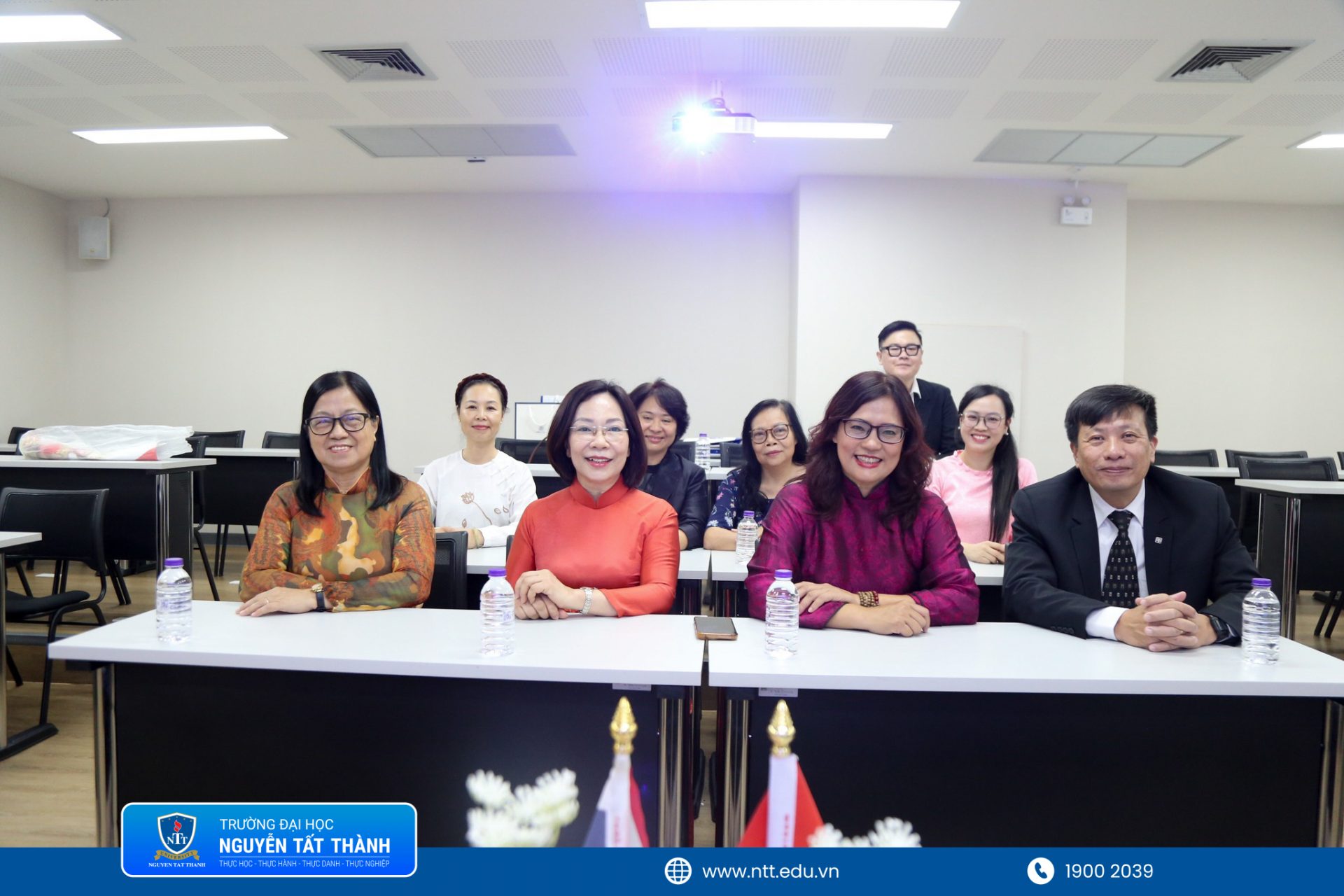 Đại diện Khoa Luật Trường Đại học Nguyễn Tất Thành và Dhurakij Pundit University (DPU) trình bày, chia sẻ nhiều định hướng hợp tác học thuật, nghiên cứu khoa học và phát triển đào tạo pháp luật trong bối cảnh hội nhập quốc tế