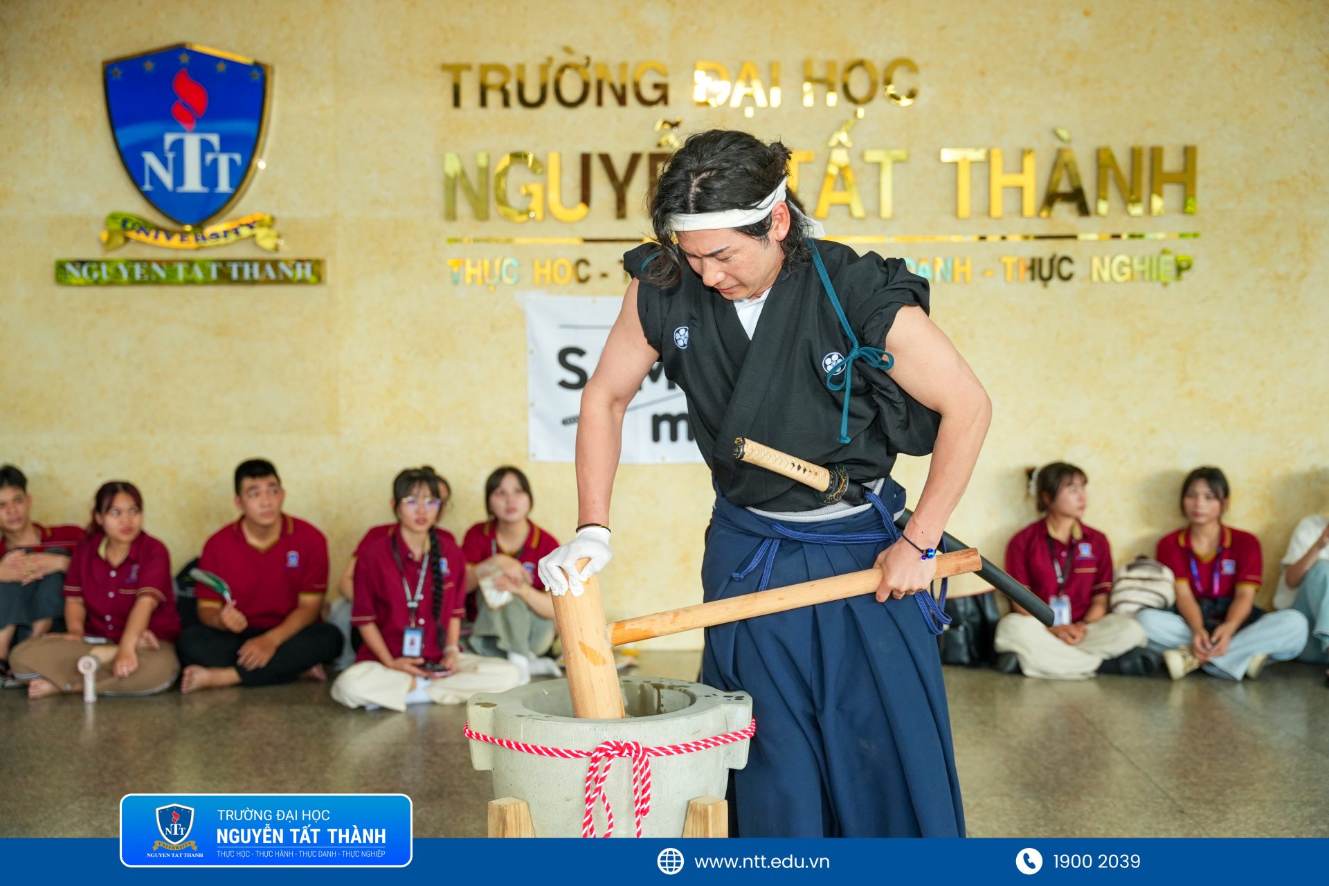 Hoạt động giã bánh Mochi truyền thống thu hút đông đảo sinh viên NTTU tham gia trải nghiệm và giao lưu cùng khách mời quốc tế