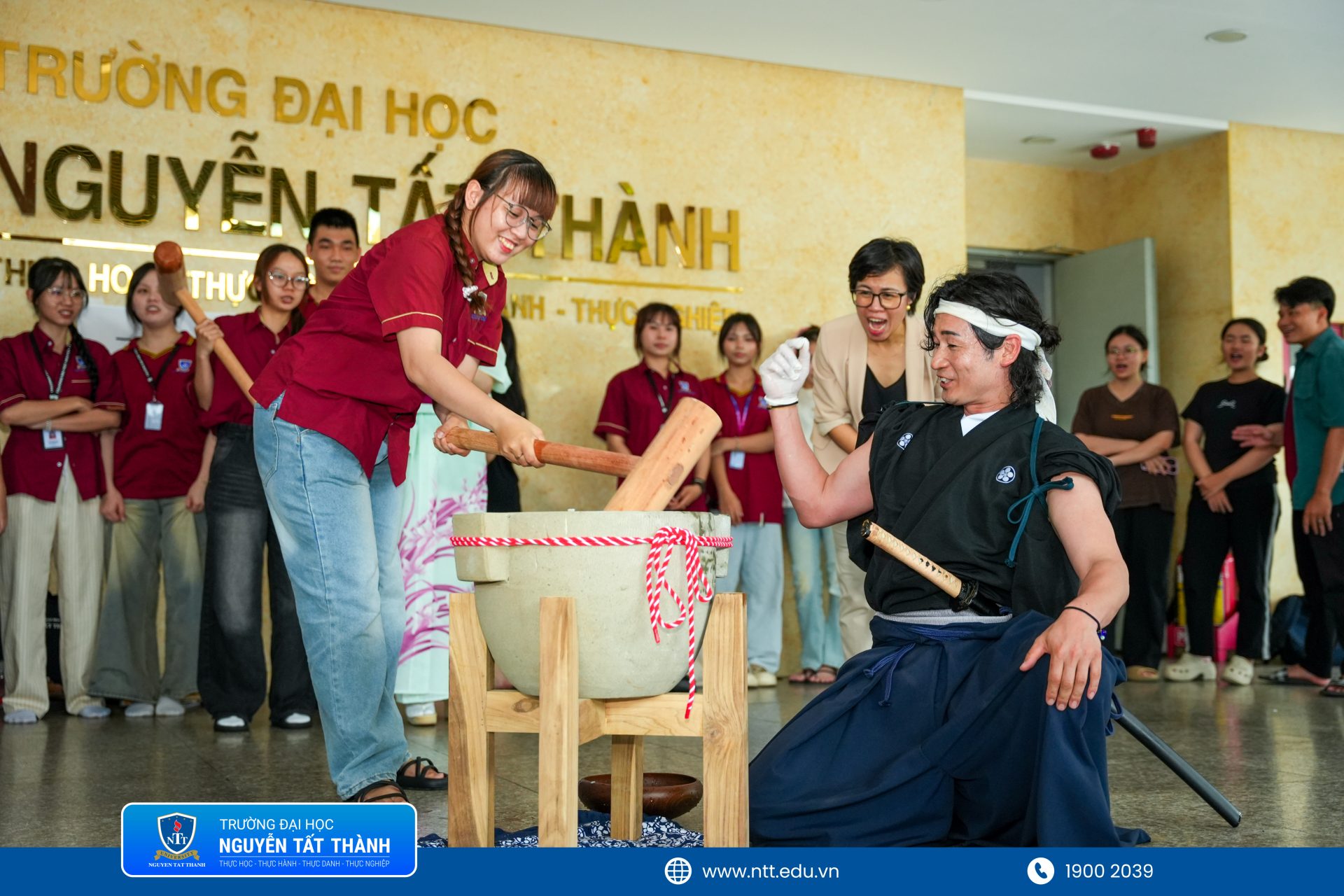 Hoạt động giã bánh Mochi truyền thống thu hút đông đảo sinh viên NTTU tham gia trải nghiệm và giao lưu cùng khách mời quốc tế