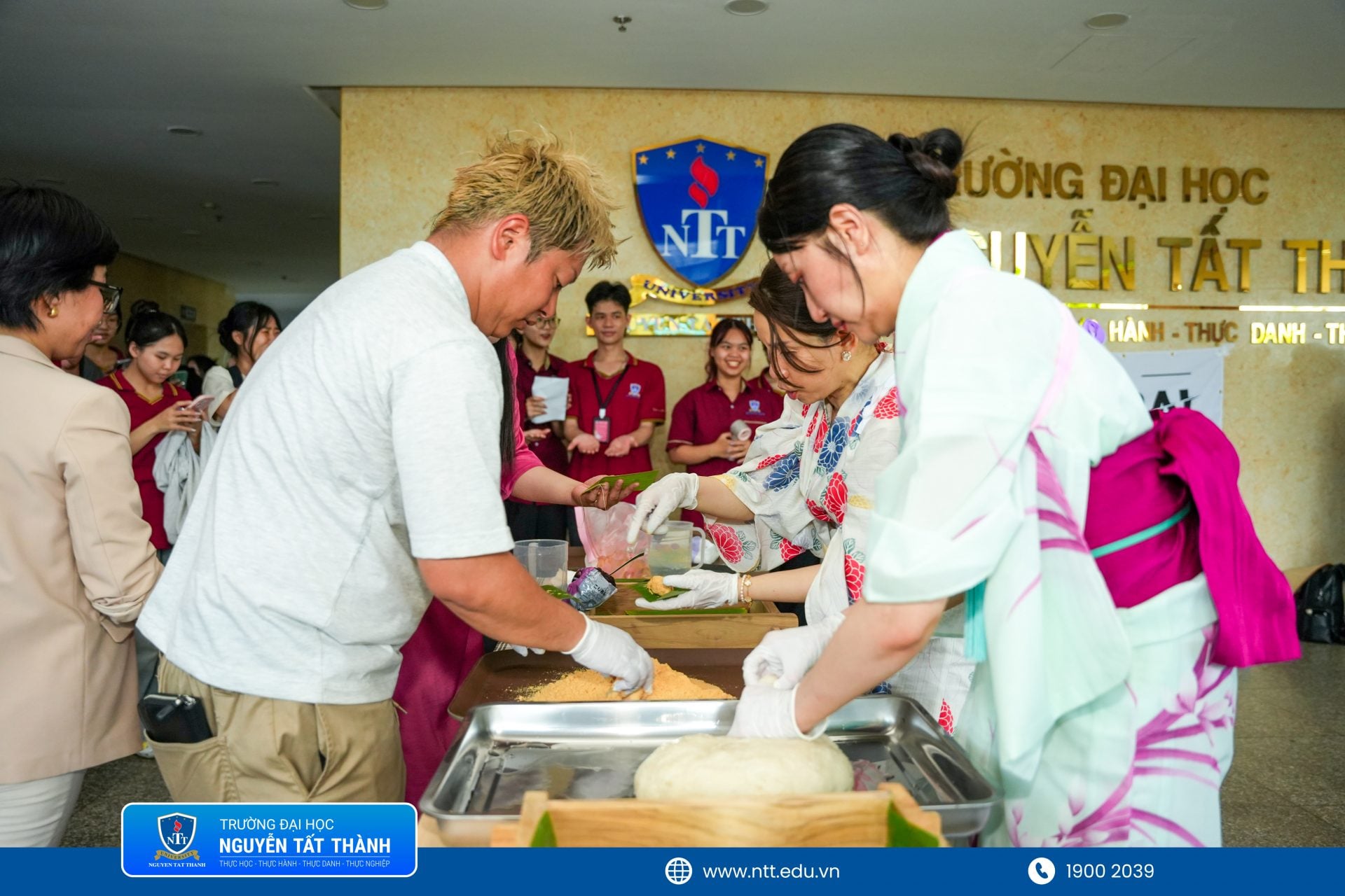 Hoạt động giã bánh Mochi truyền thống thu hút đông đảo sinh viên NTTU tham gia trải nghiệm và giao lưu cùng khách mời quốc tế