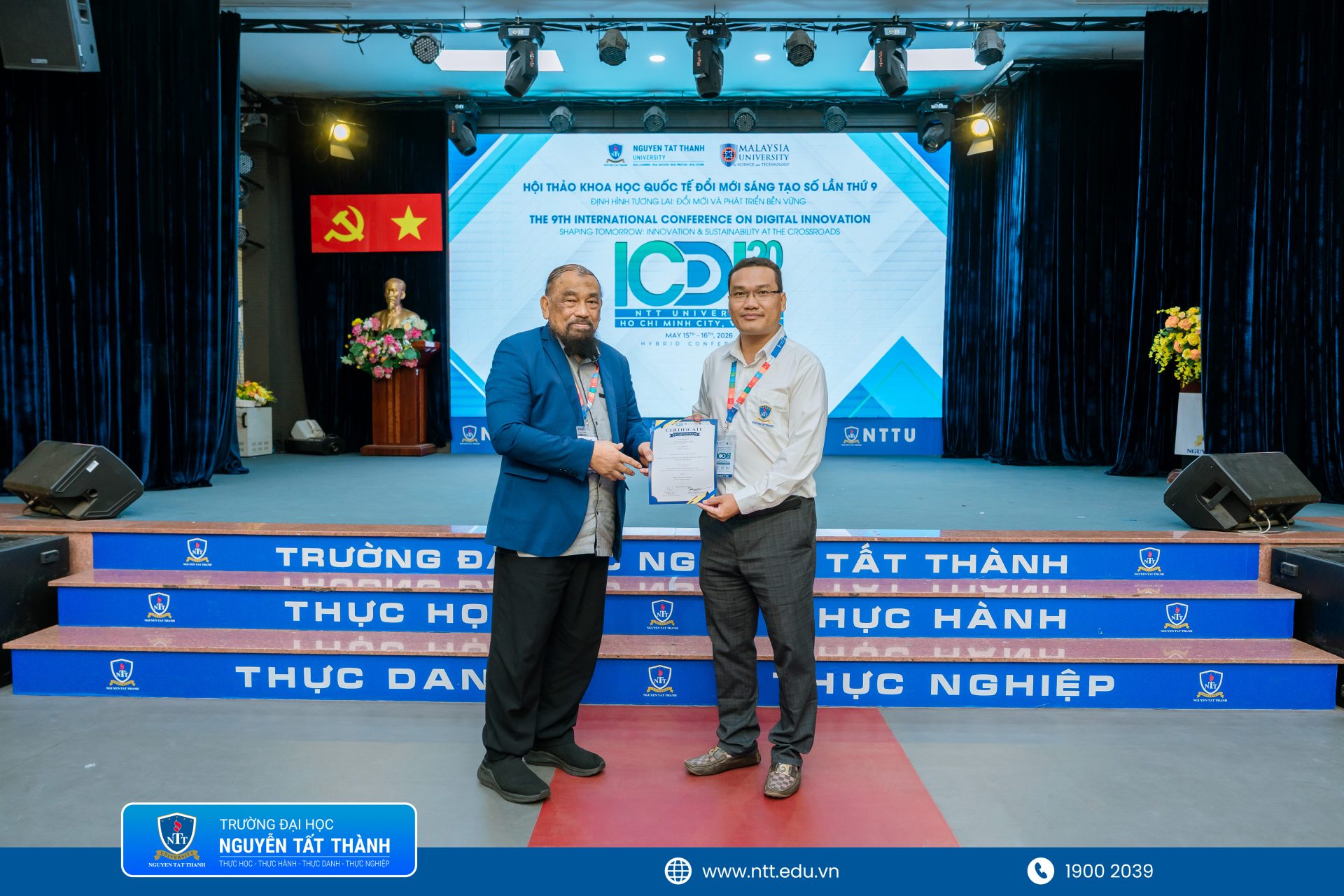 Đại diện Ban Tổ chức ICDI-2026 trao chứng nhận và gửi lời cảm ơn đến các diễn giả, học giả quốc tế đồng hành cùng hội thảo tại Trường ĐH Nguyễn Tất Thành
