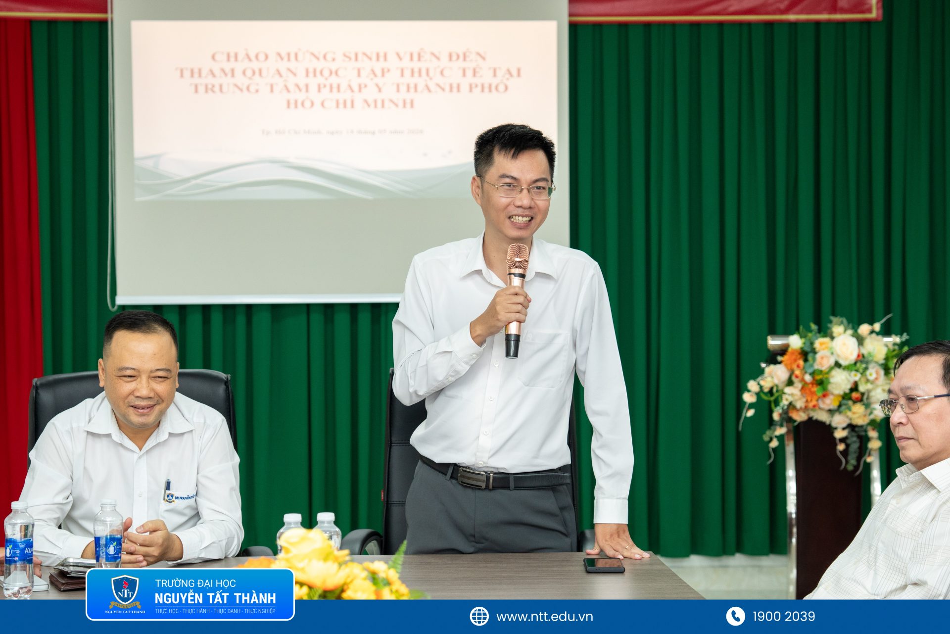 Đội ngũ chuyên gia Trung tâm Pháp y TP.HCM chia sẻ với sinh viên NTTU về quy trình giám định pháp y và vai trò của chứng cứ khoa học trong hoạt động điều tra, xét xử