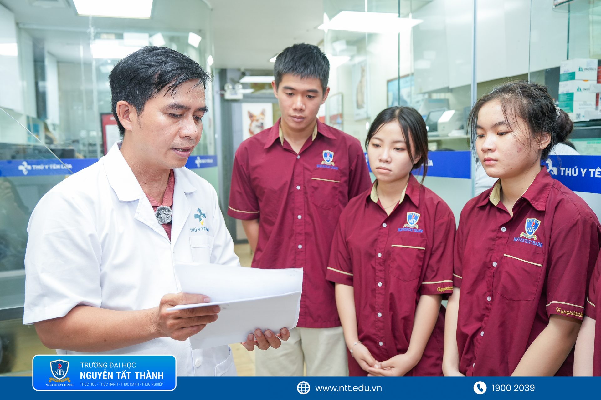 Hoạt động trải nghiệm thực tế giúp sinh viên NTTU hiểu rõ hơn môi trường làm việc của bác sĩ thú y hiện đại