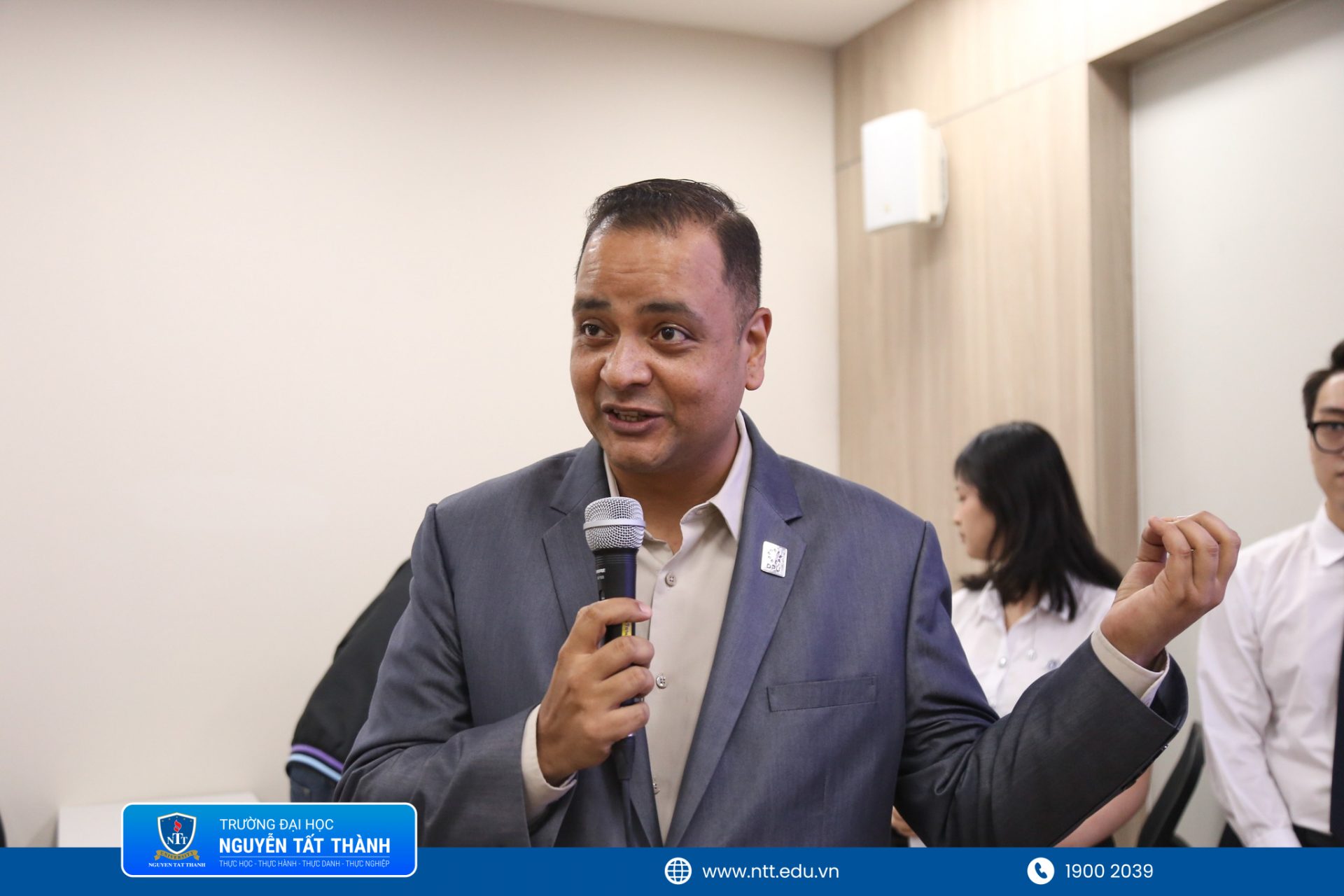 Đại diện Khoa Luật Trường Đại học Nguyễn Tất Thành và Dhurakij Pundit University (DPU) trình bày, chia sẻ nhiều định hướng hợp tác học thuật, nghiên cứu khoa học và phát triển đào tạo pháp luật trong bối cảnh hội nhập quốc tế