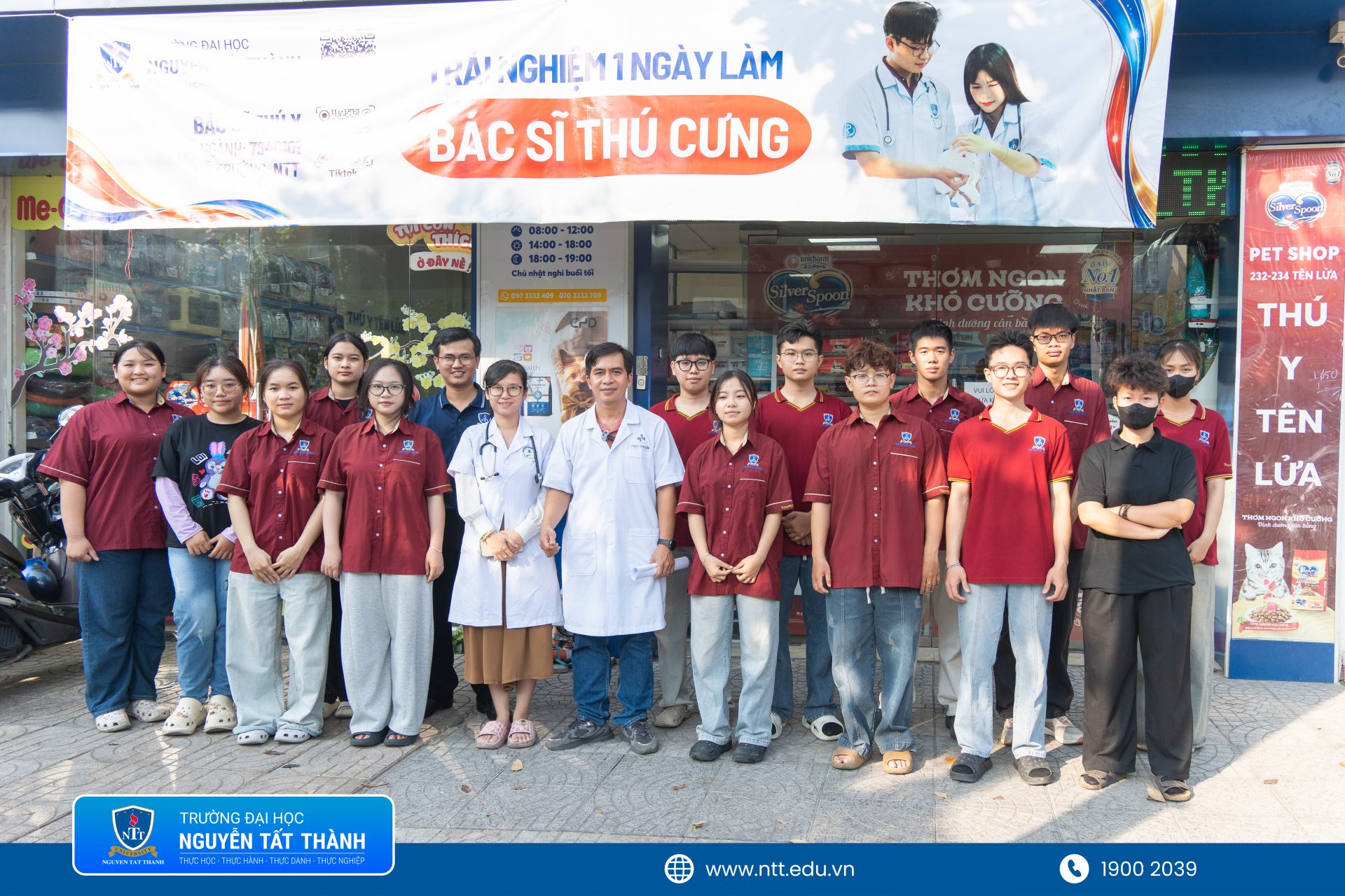 Sinh viên ngành Thú y thuộc Trường Đại học Nguyễn Tất Thành tham gia chương trình “Trải nghiệm 1 ngày làm Bác sĩ thú cưng” tại Phòng khám Thú y Tên Lửa