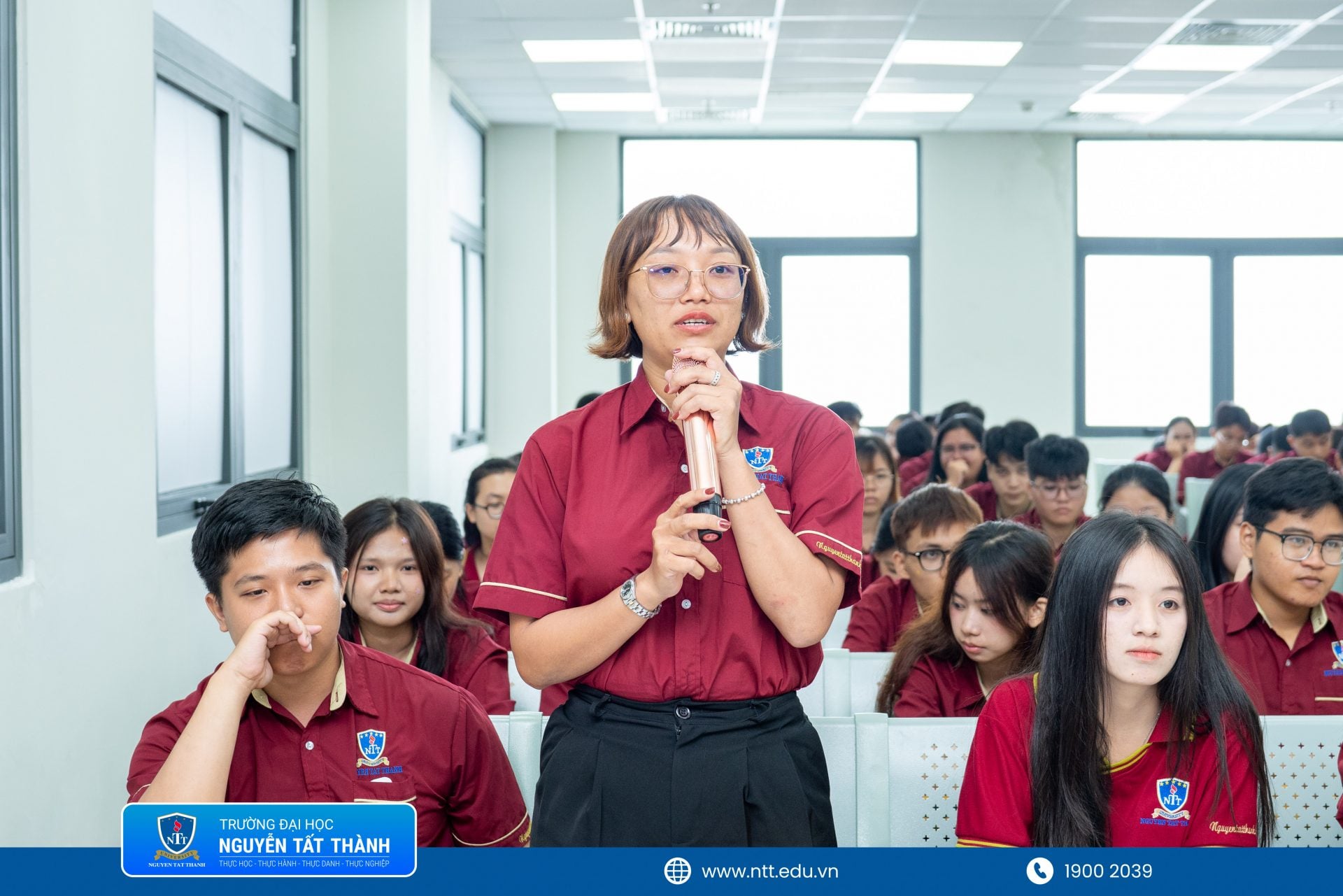 Sinh viên Khoa Luật – Trường Đại học Nguyễn Tất Thành trao đổi, đặt câu hỏi trực tiếp với các chuyên gia pháp y về quy trình giám định và vai trò của chứng cứ khoa học trong hoạt động tố tụng.
